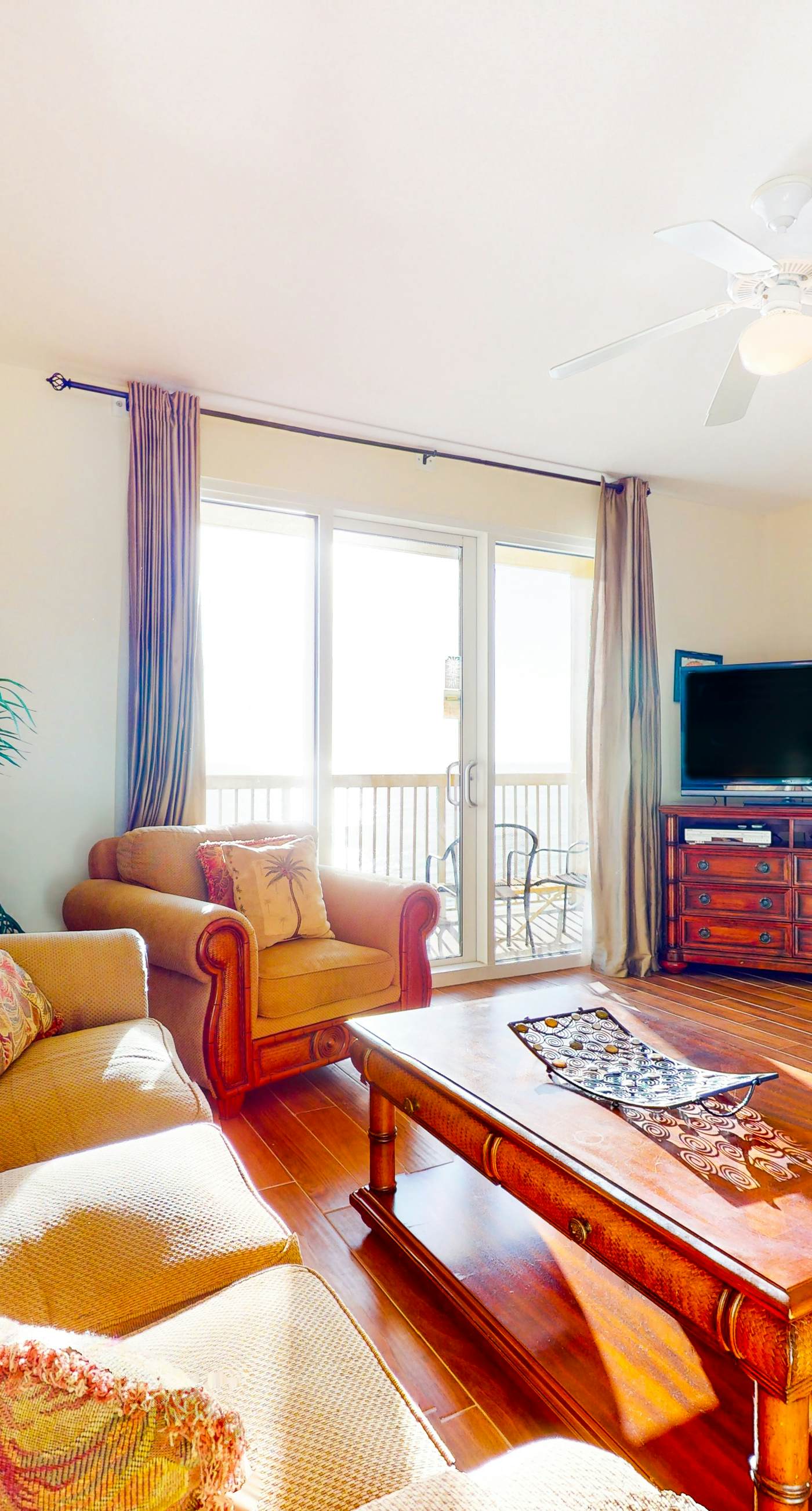 Lovely beachfront condo with Gulf views, pool & gym - steps to Pier Park