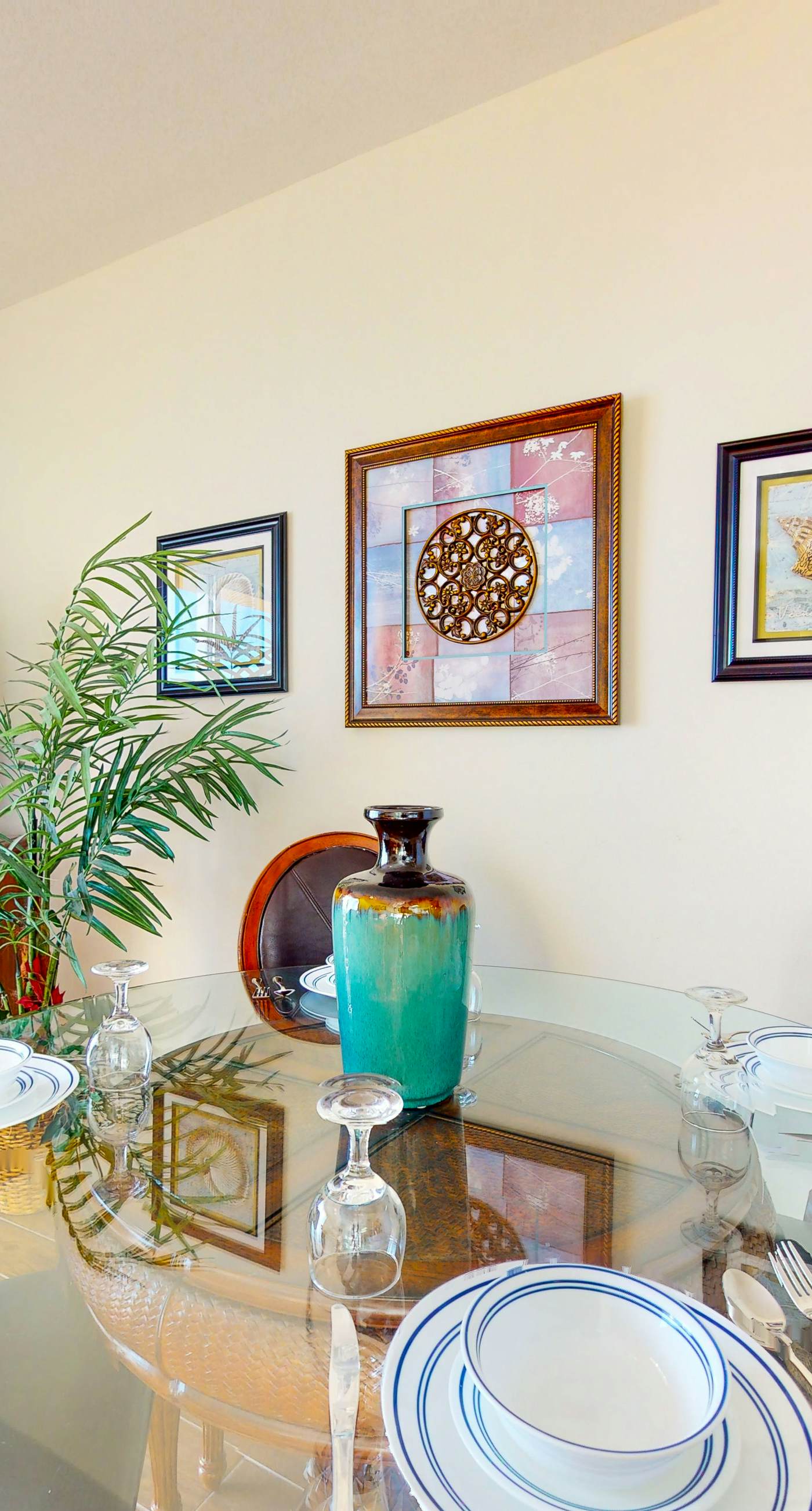 Lovely beachfront condo with Gulf views, pool & gym - steps to Pier Park