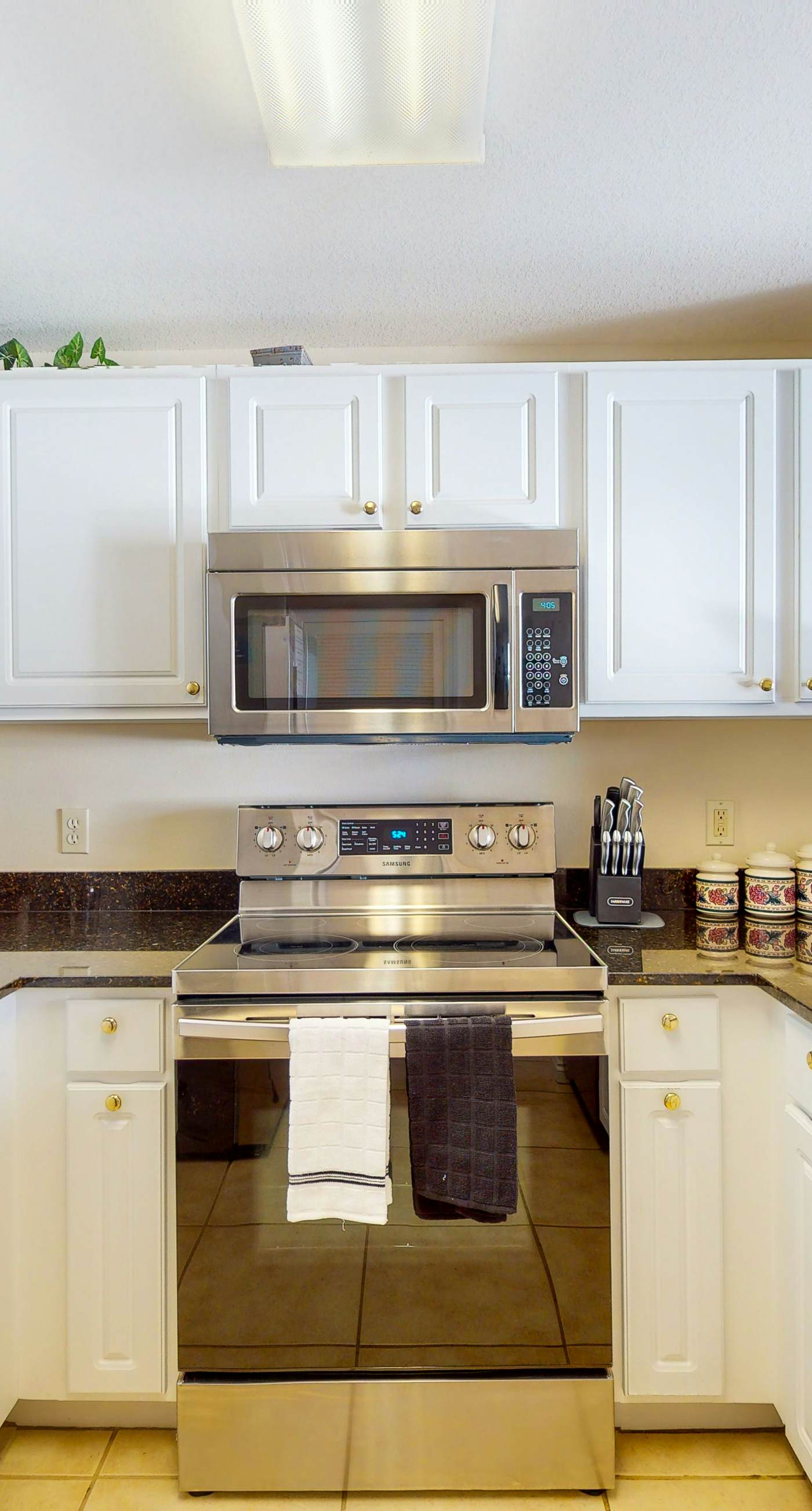 Lovely beachfront condo with Gulf views, pool & gym - steps to Pier Park