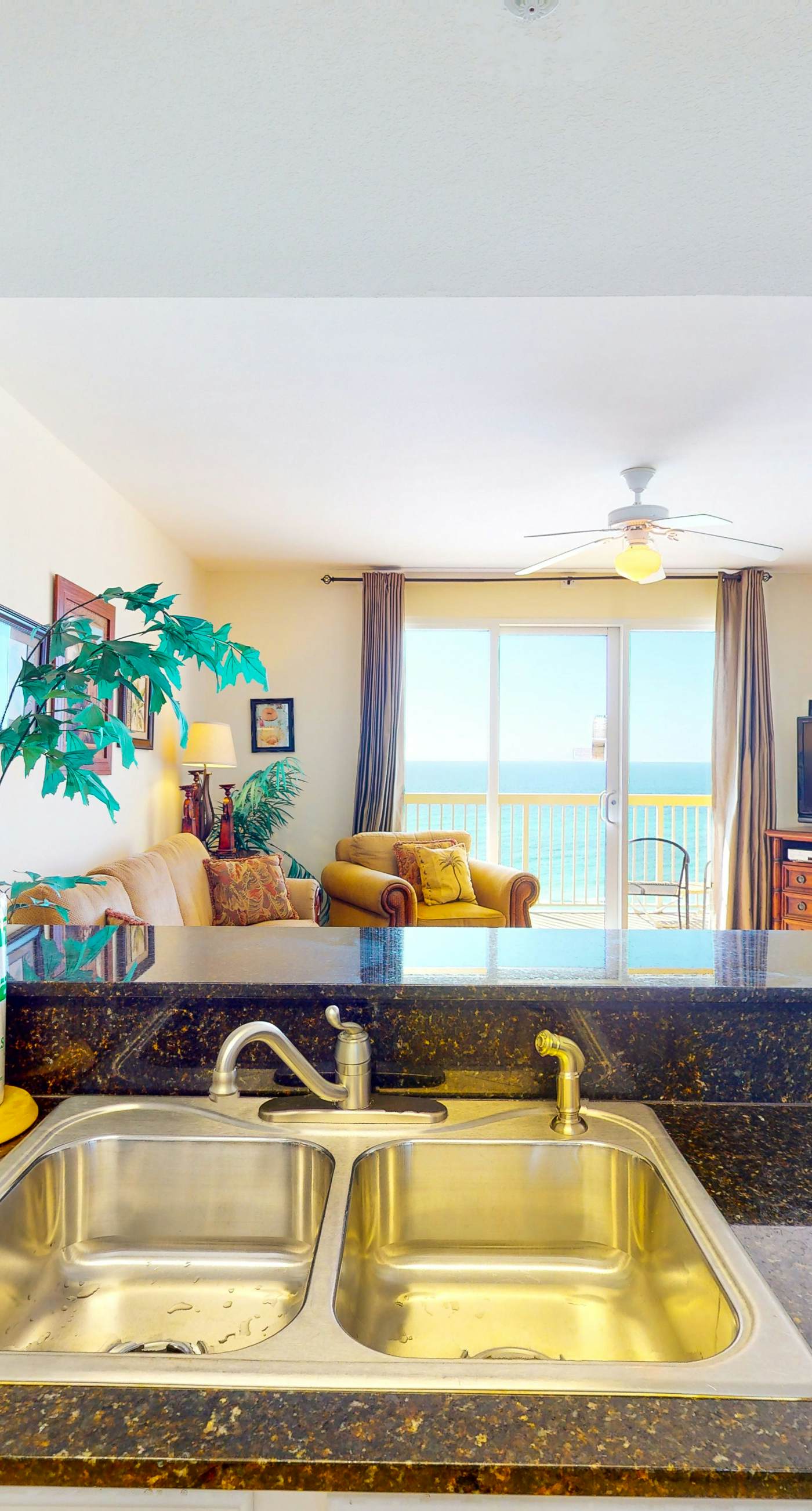 Lovely beachfront condo with Gulf views, pool & gym - steps to Pier Park
