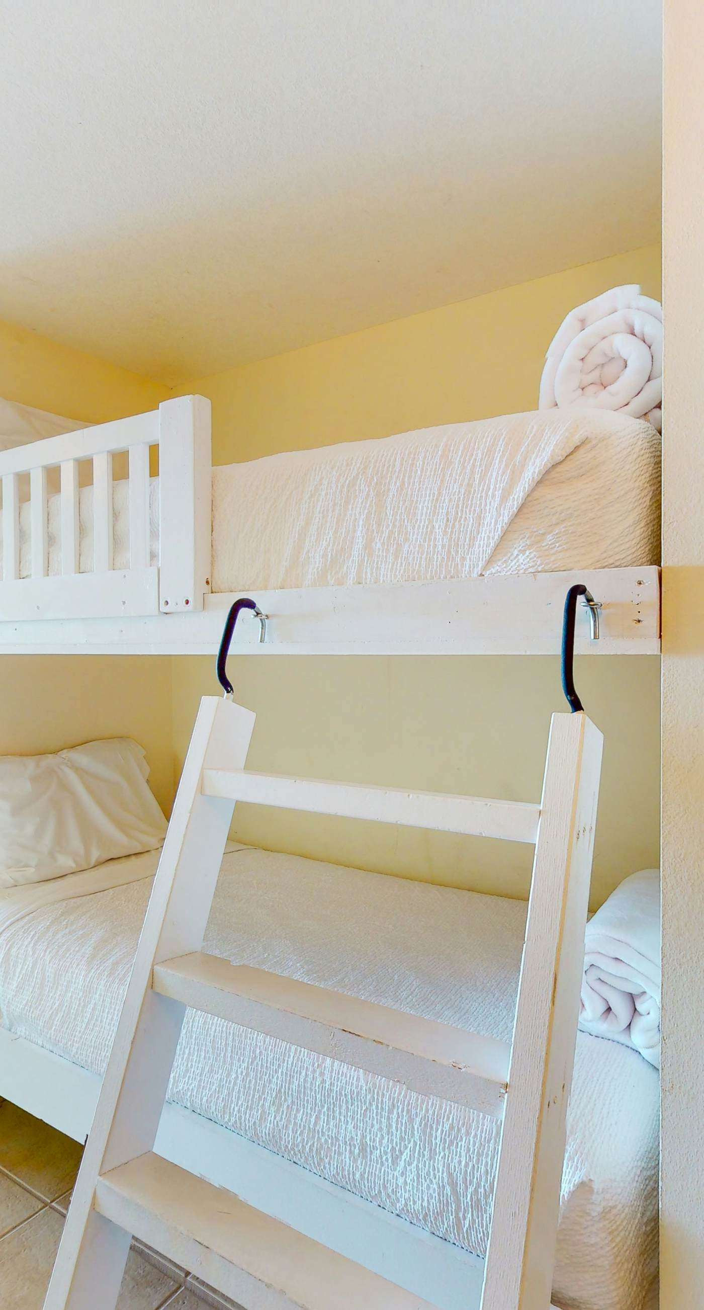 Lovely beachfront condo with Gulf views, pool & gym - steps to Pier Park