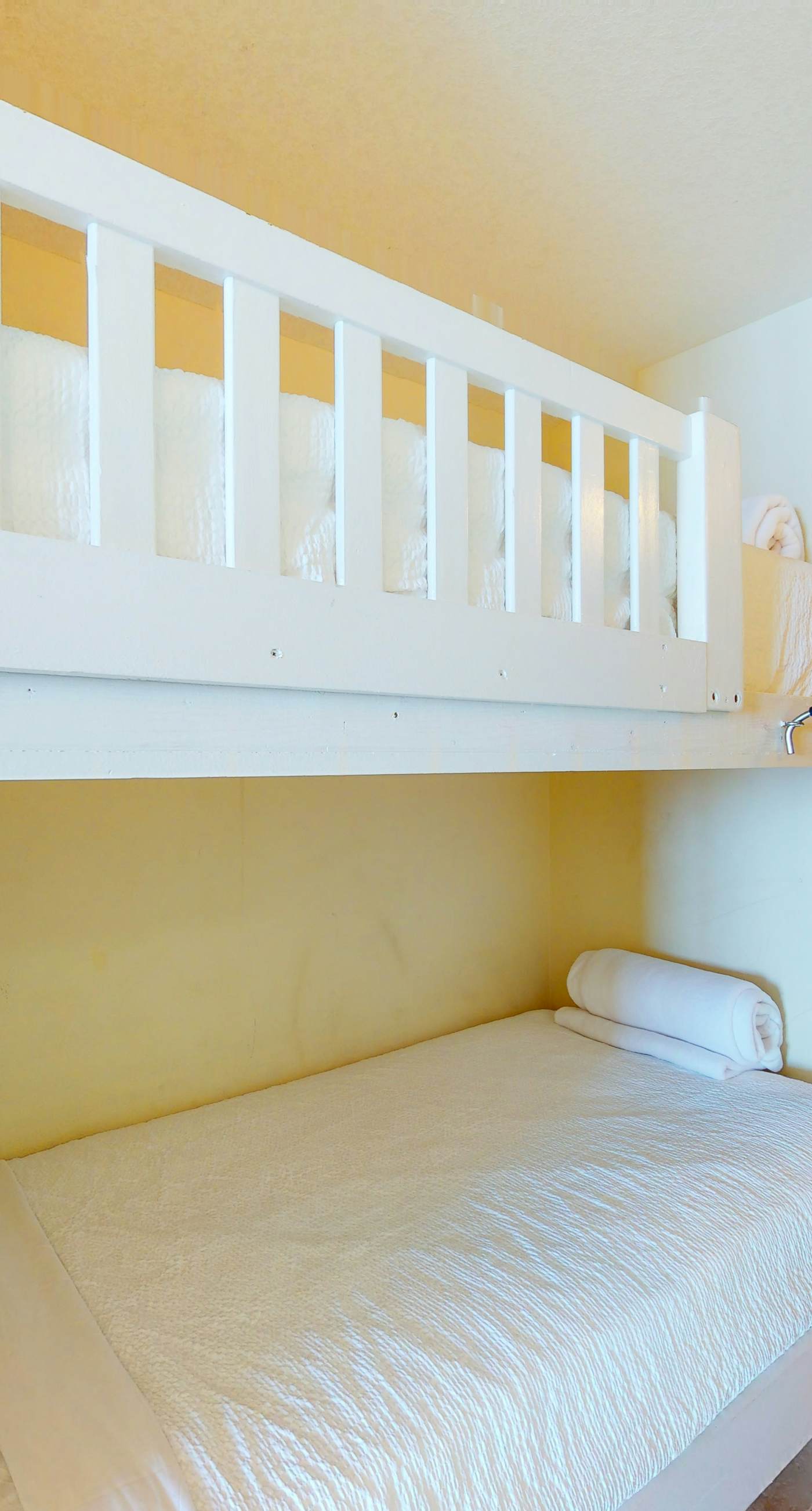 Lovely beachfront condo with Gulf views, pool & gym - steps to Pier Park