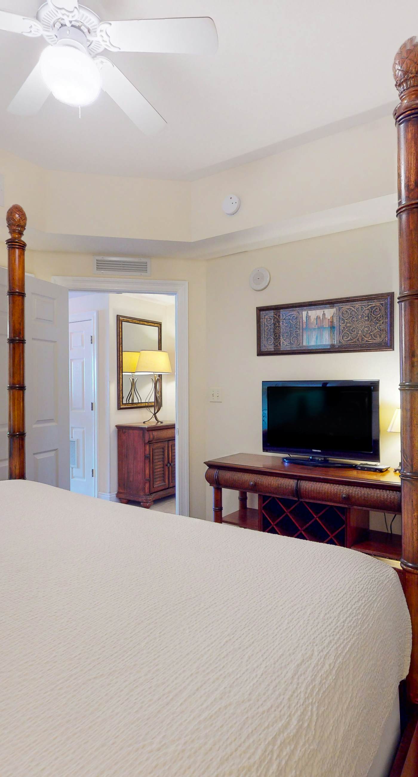 Lovely beachfront condo with Gulf views, pool & gym - steps to Pier Park