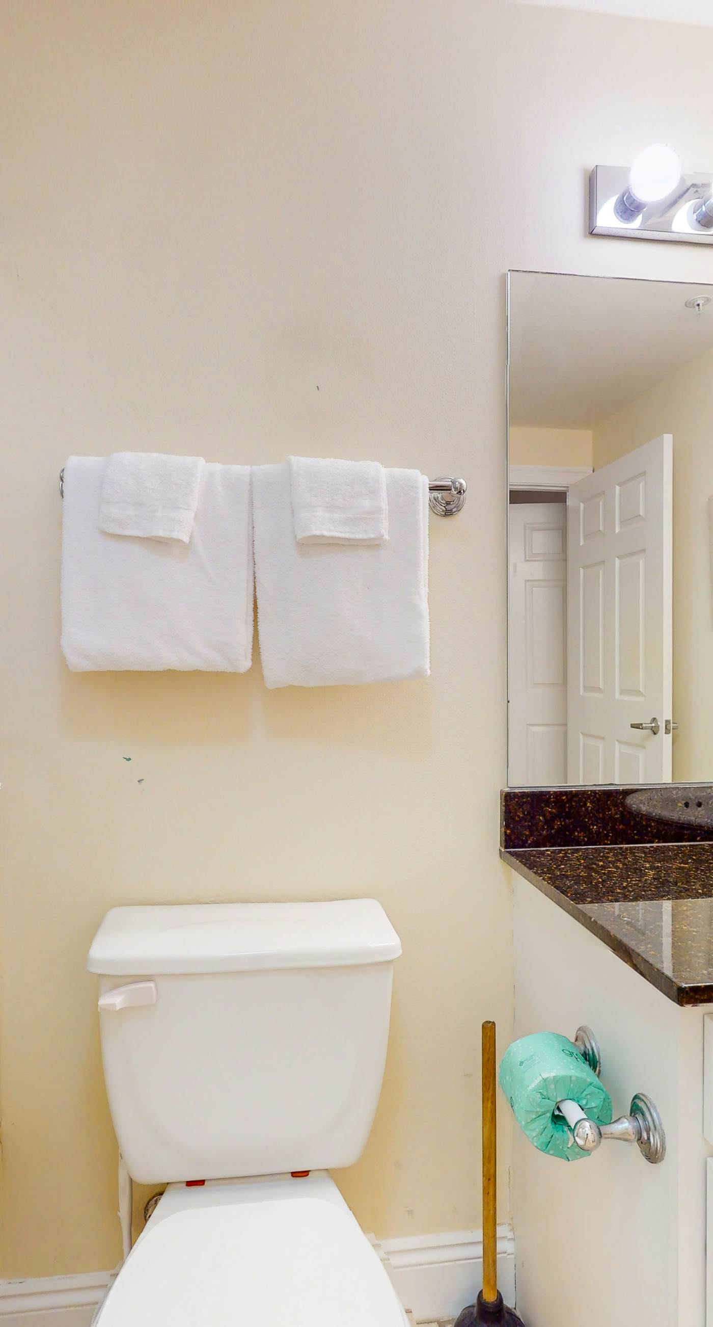 Lovely beachfront condo with Gulf views, pool & gym - steps to Pier Park