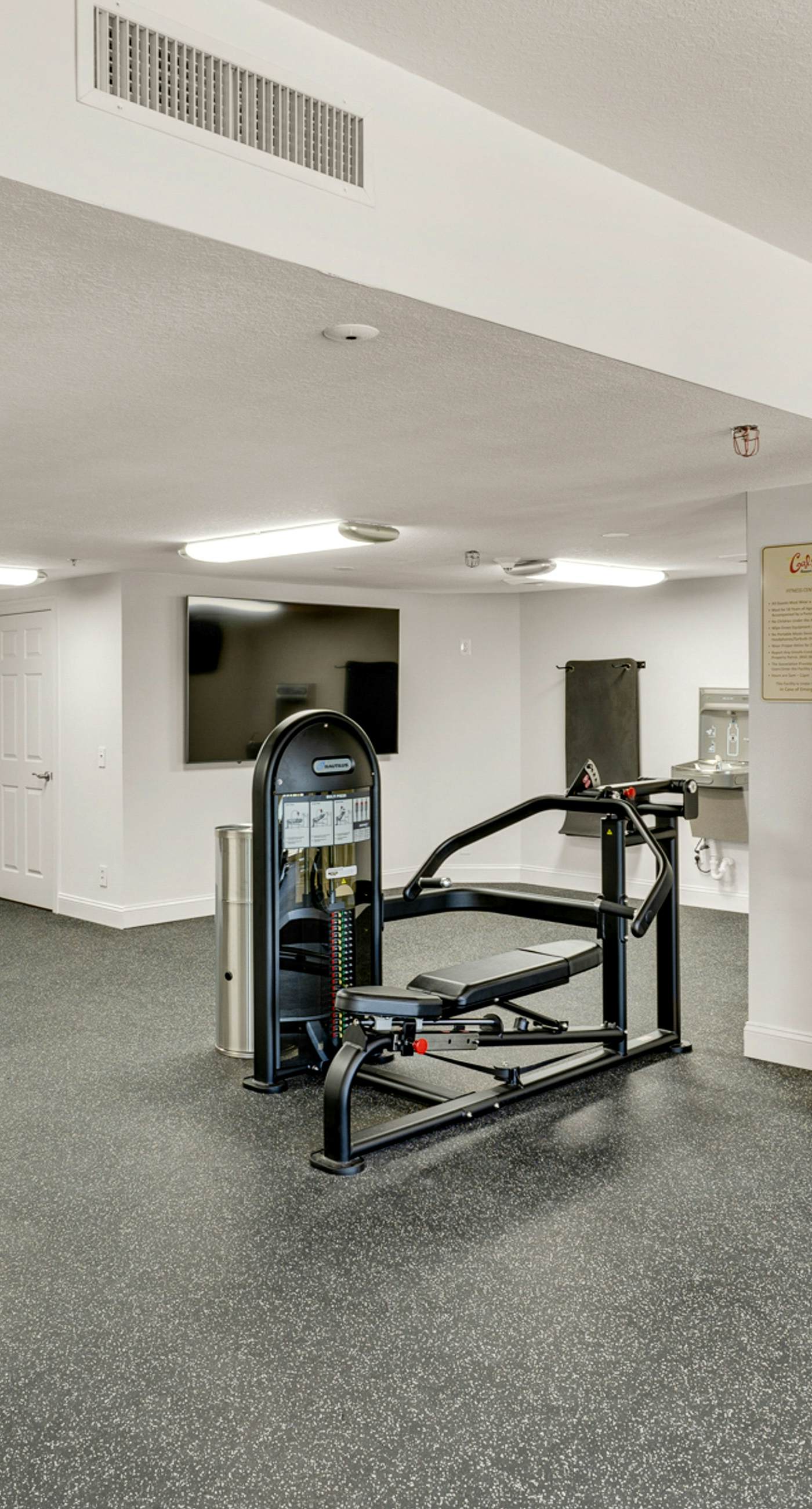 Lovely beachfront condo with Gulf views, pool & gym - steps to Pier Park