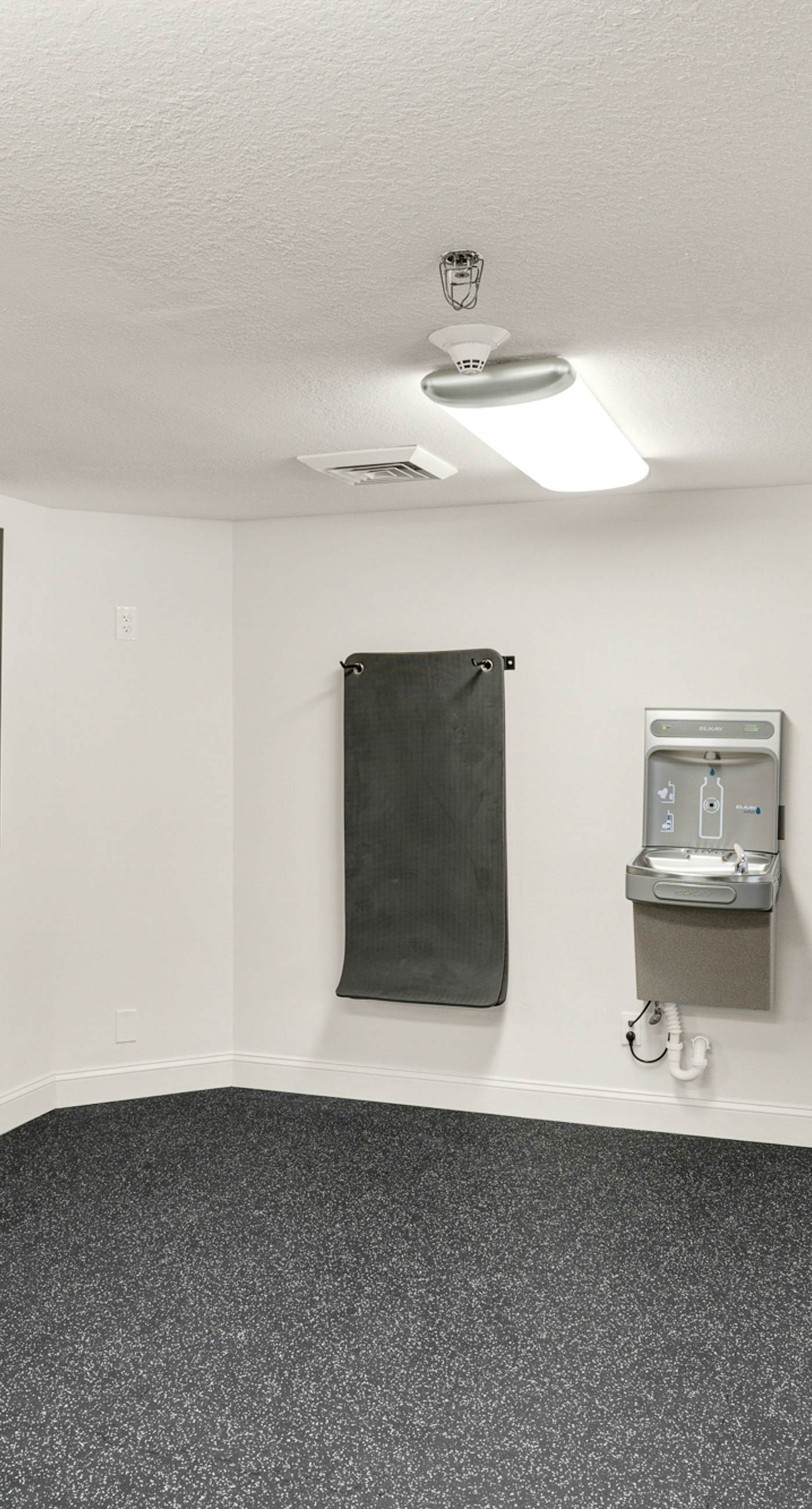 Lovely beachfront condo with Gulf views, pool & gym - steps to Pier Park