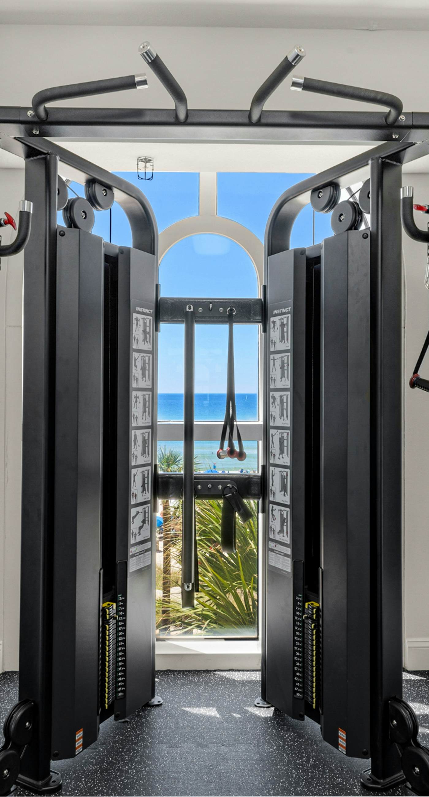 Lovely beachfront condo with Gulf views, pool & gym - steps to Pier Park