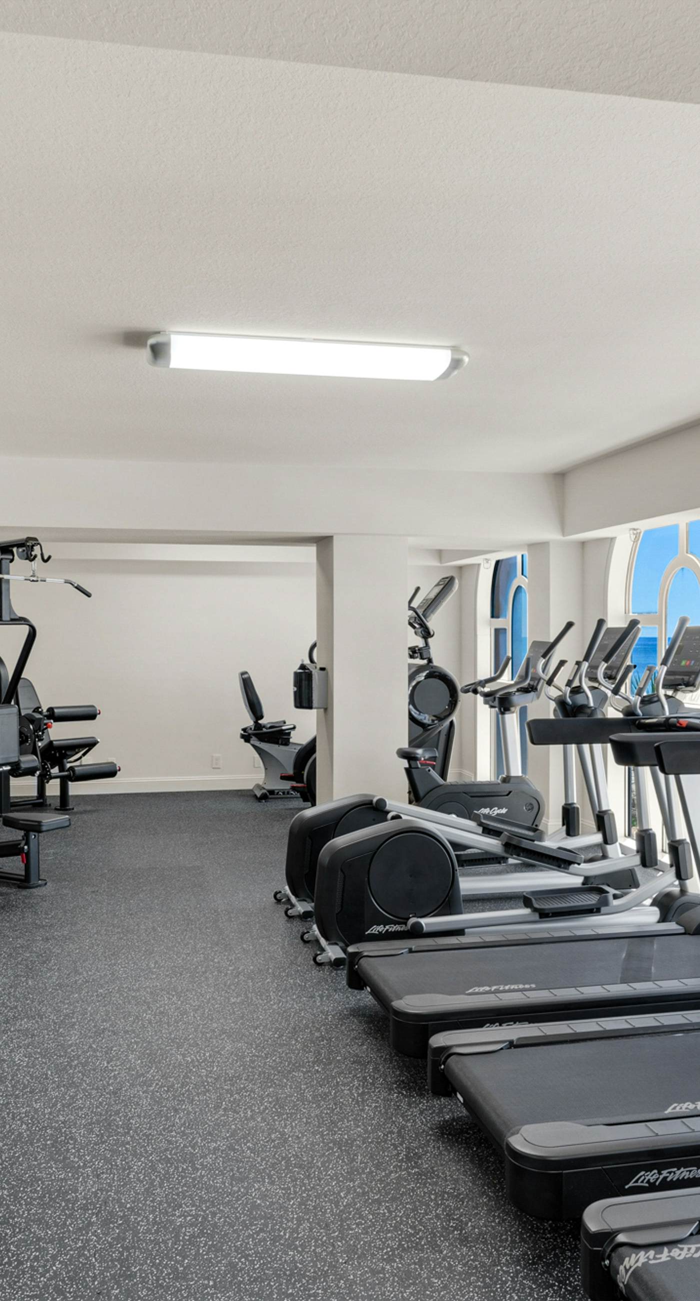 Lovely beachfront condo with Gulf views, pool & gym - steps to Pier Park