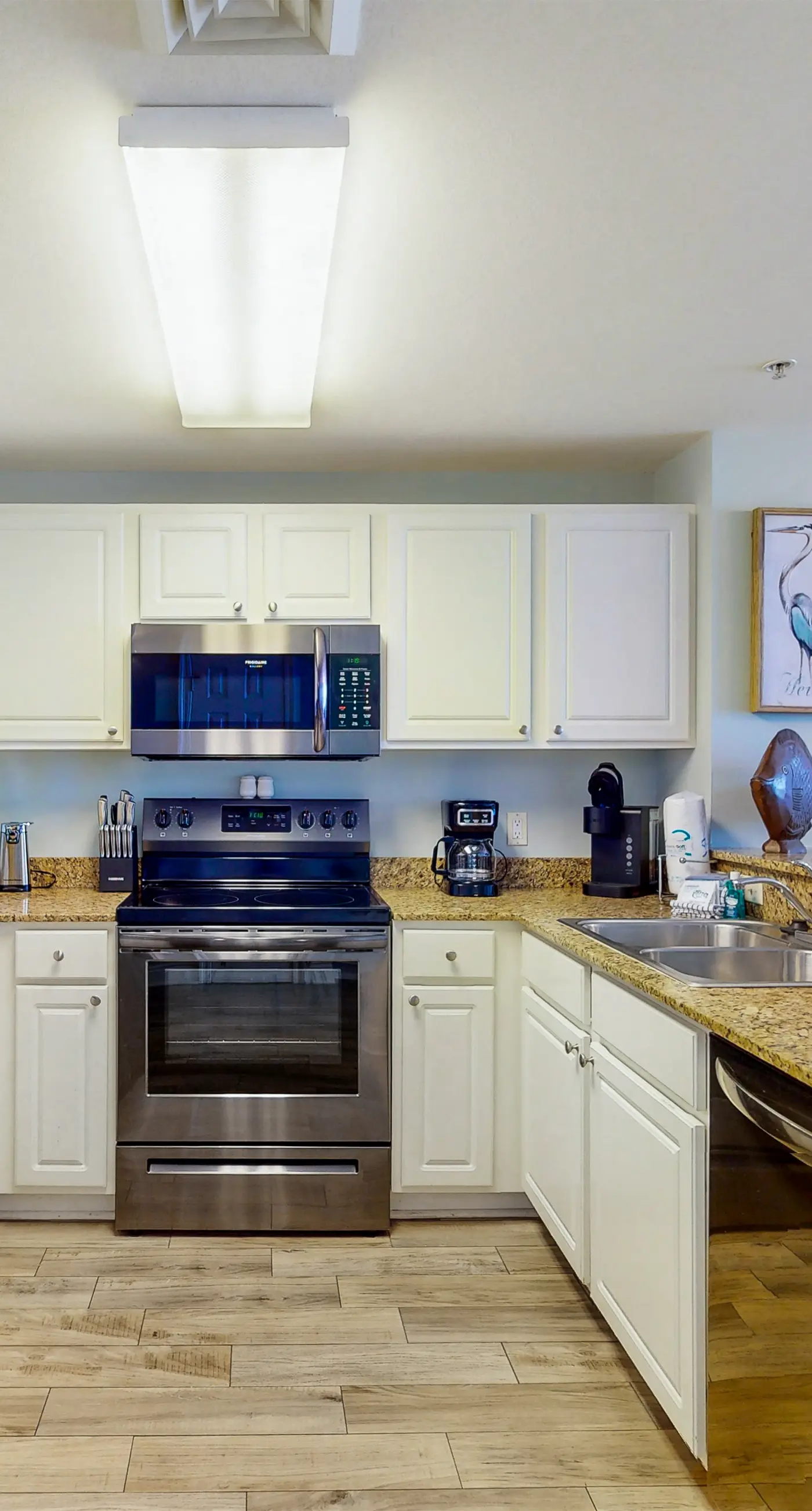 Beachfront condo with pool, gym, beach access, Gulf views, balcony, AC