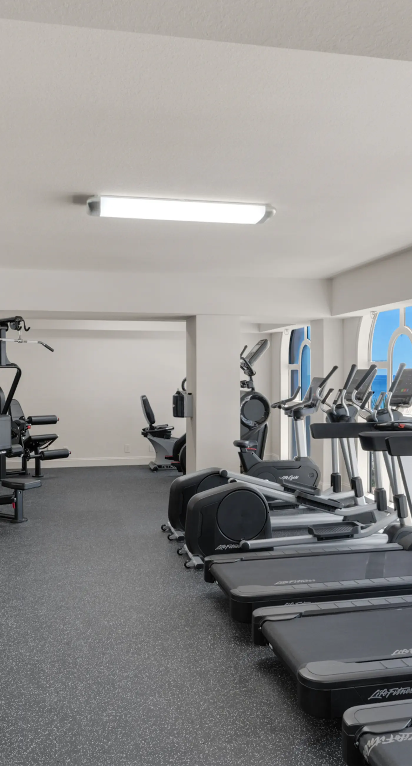 Beachfront condo with pool, gym, beach access, Gulf views, balcony, AC