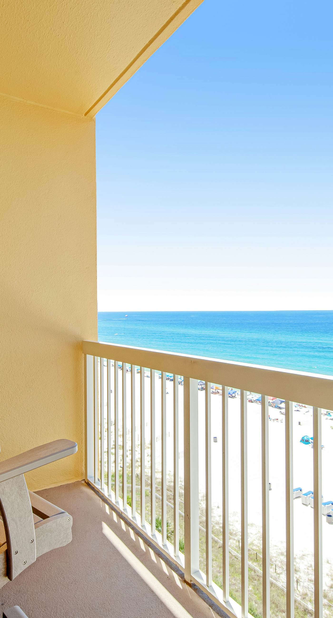 Gulf-front condo with beautiful sunset views, pool, tiki bar, fitness room & W&D
