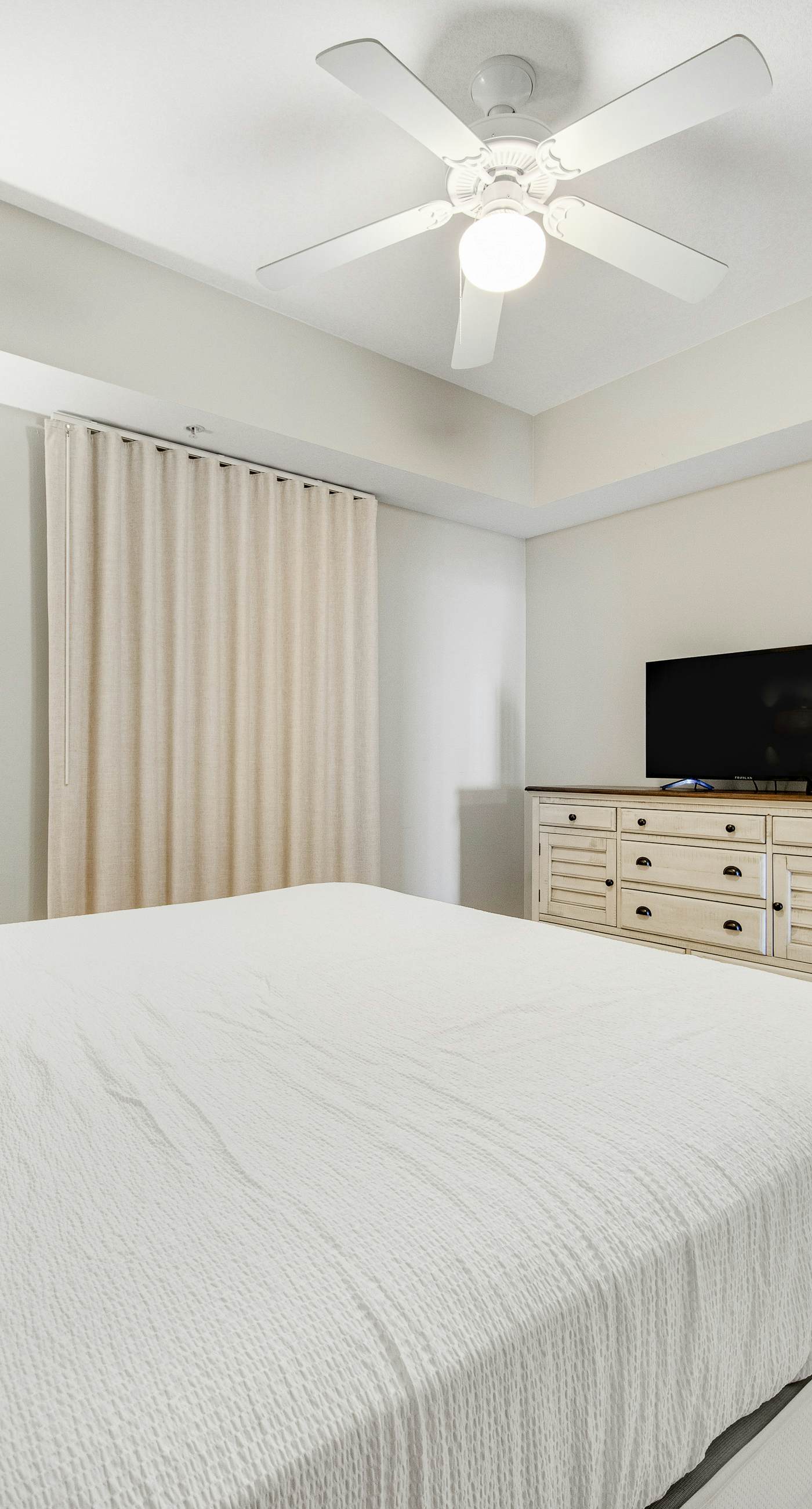 Gulf-front condo with beautiful sunset views, pool, tiki bar, fitness room & W&D