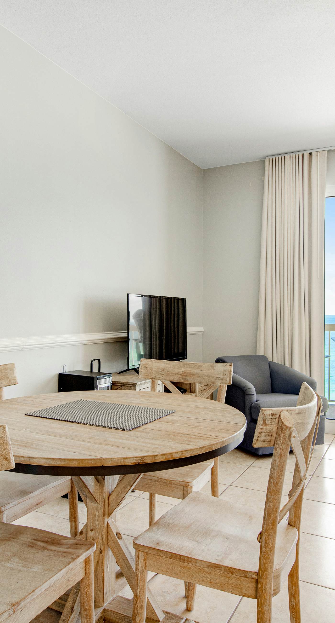 Gulf-front condo with beautiful sunset views, pool, tiki bar, fitness room & W&D