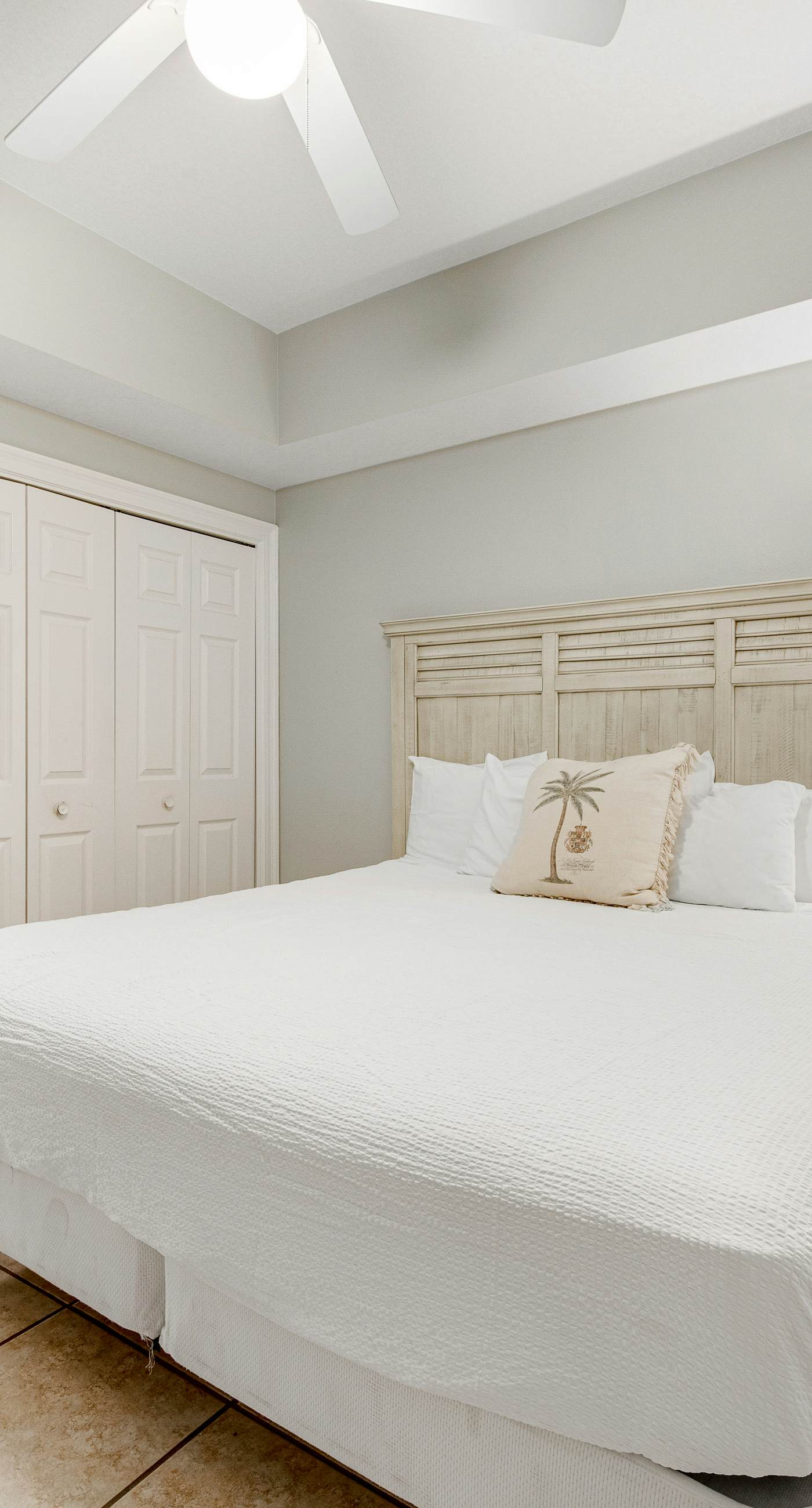 Gulf-front condo with beautiful sunset views, pool, tiki bar, fitness room & W&D