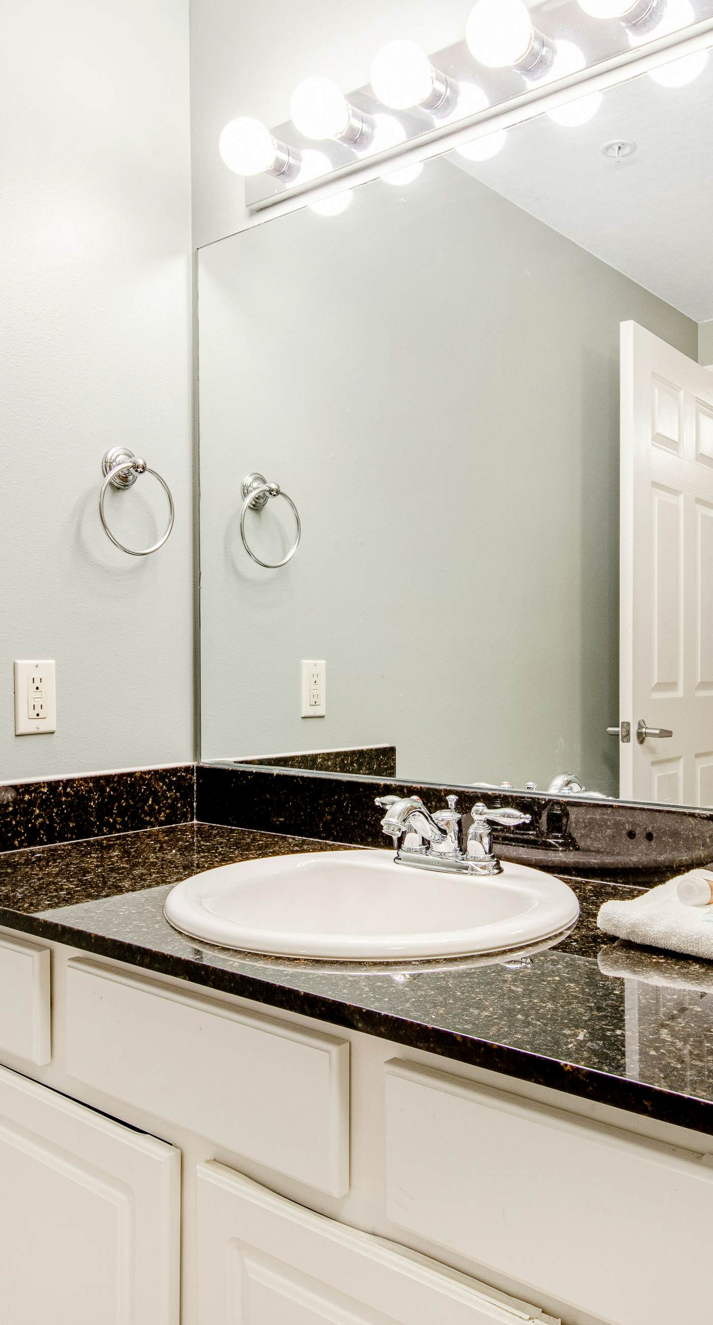 Gulf-front condo with beautiful sunset views, pool, tiki bar, fitness room & W&D