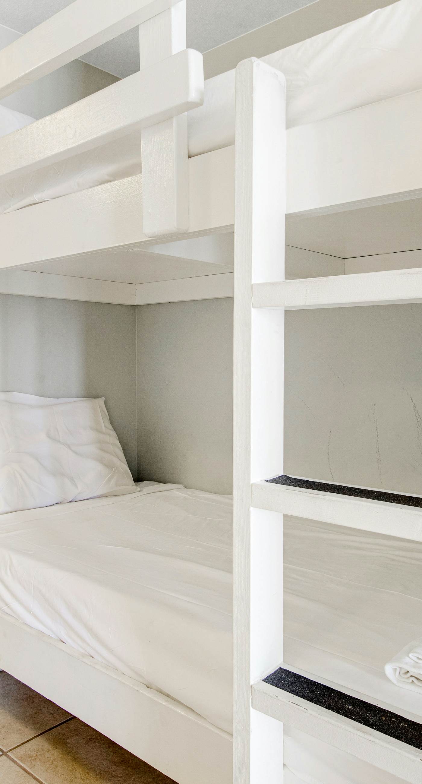 Gulf-front condo with beautiful sunset views, pool, tiki bar, fitness room & W&D