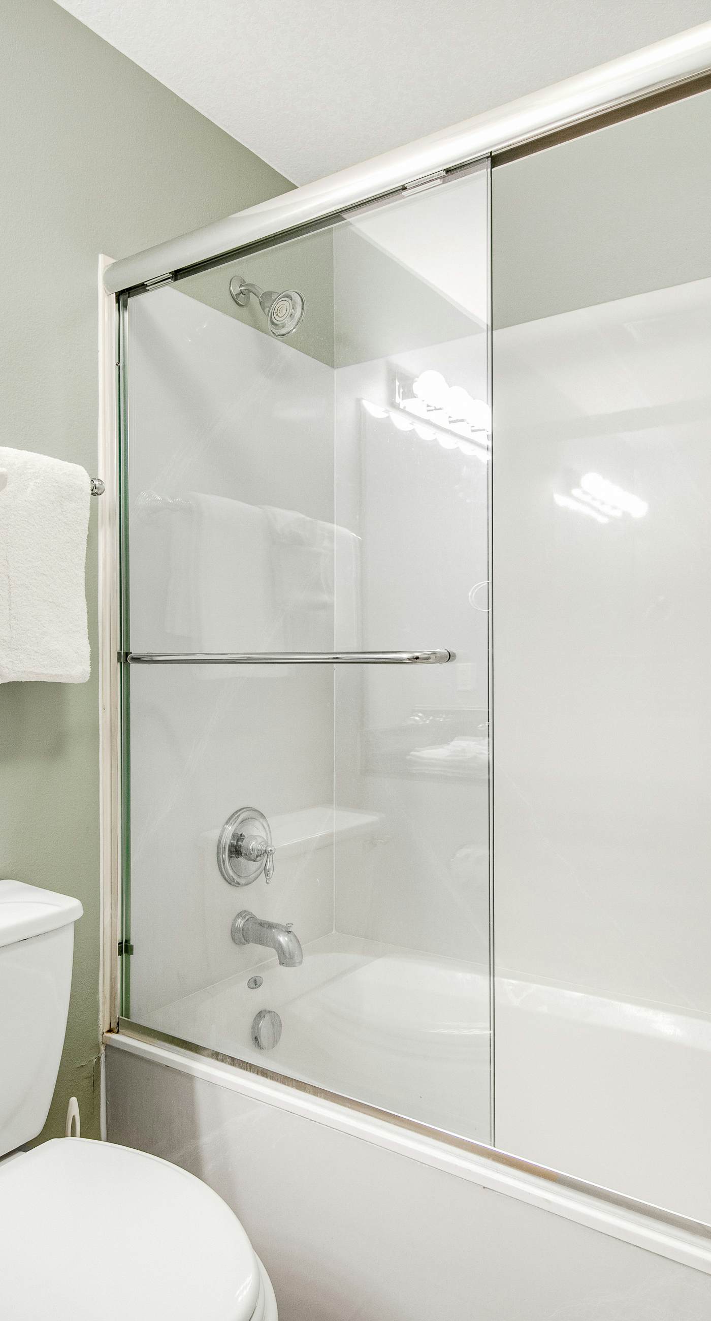 Gulf-front condo with beautiful sunset views, pool, tiki bar, fitness room & W&D