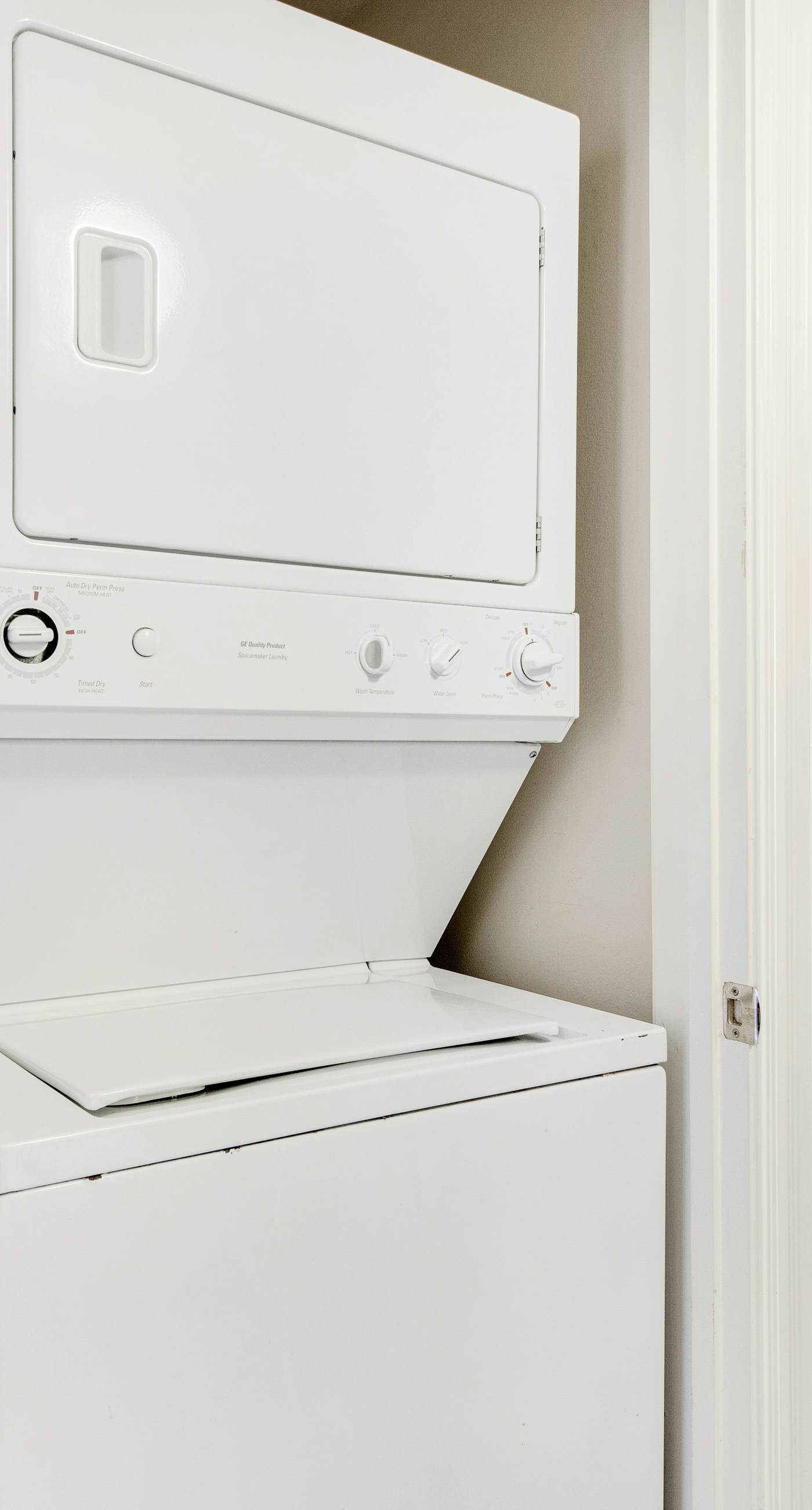 Gulf-front condo with beautiful sunset views, pool, tiki bar, fitness room & W&D