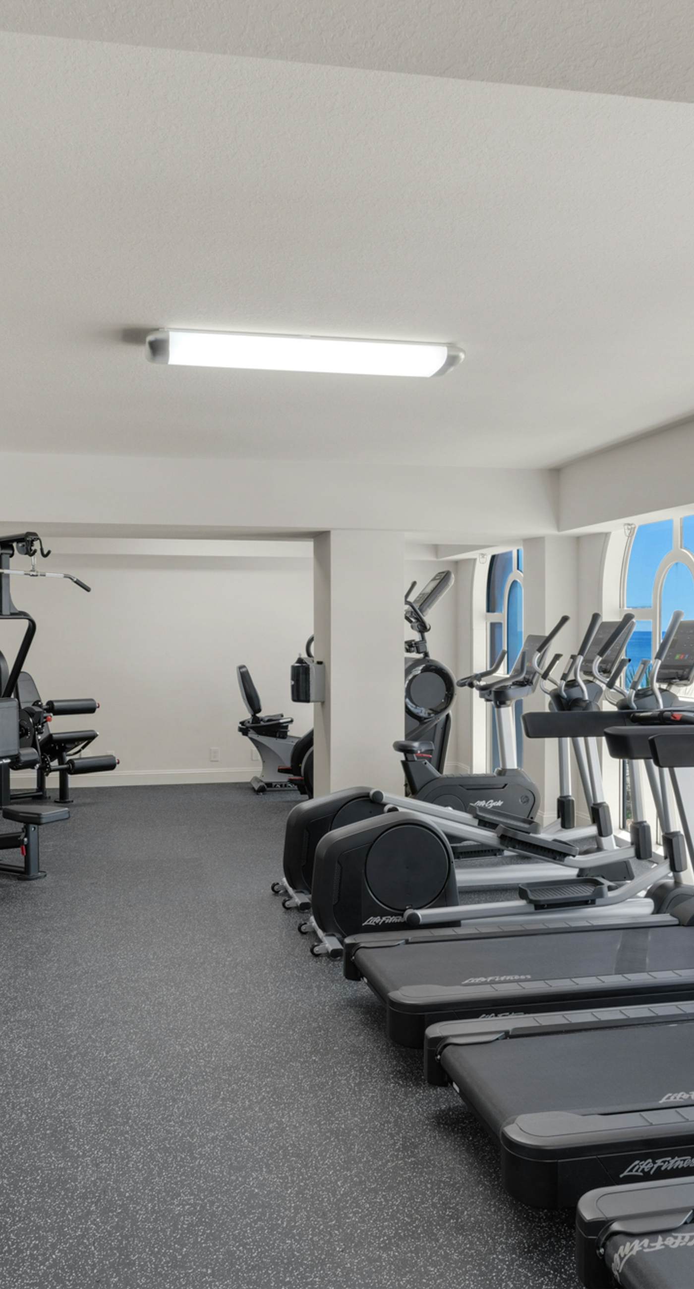 Gulf-front condo with beautiful sunset views, pool, tiki bar, fitness room & W&D