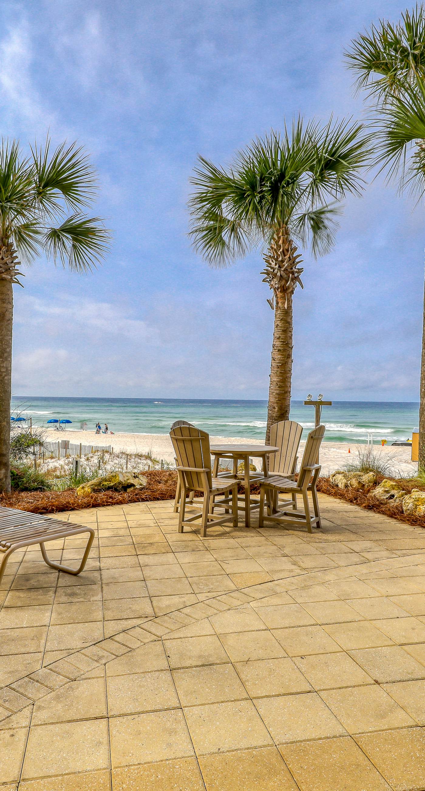 Gulf-front condo with beautiful sunset views, pool, tiki bar, fitness room & W&D
