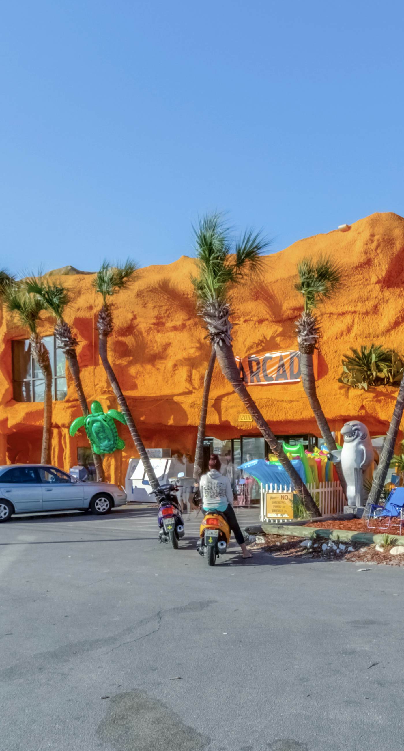 Gulf-front condo with beautiful sunset views, pool, tiki bar, fitness room & W&D