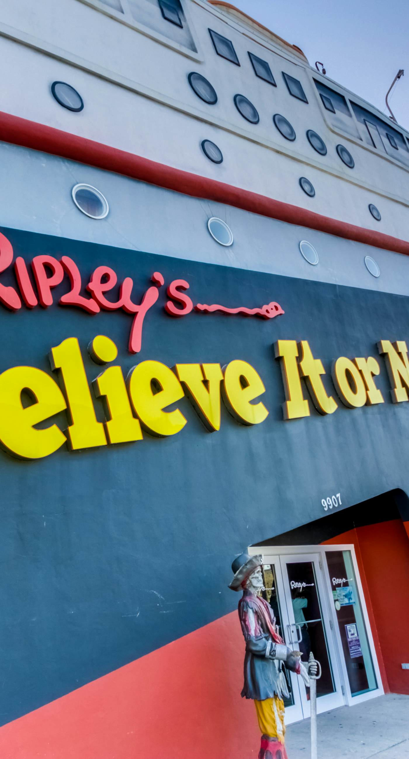 Gulf-front condo with beautiful sunset views, pool, tiki bar, fitness room & W&D