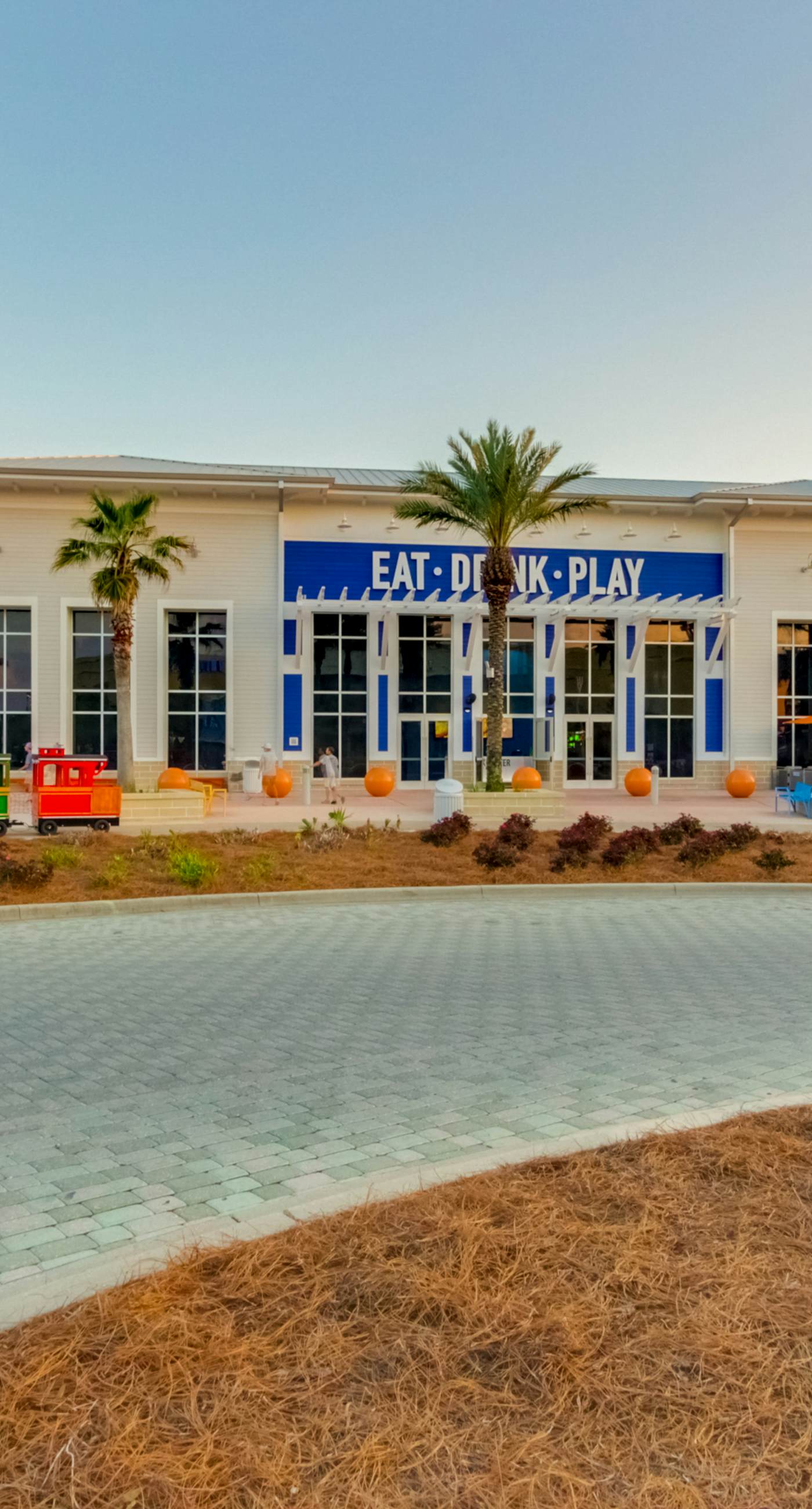 Gulf-front condo with beautiful sunset views, pool, tiki bar, fitness room & W&D