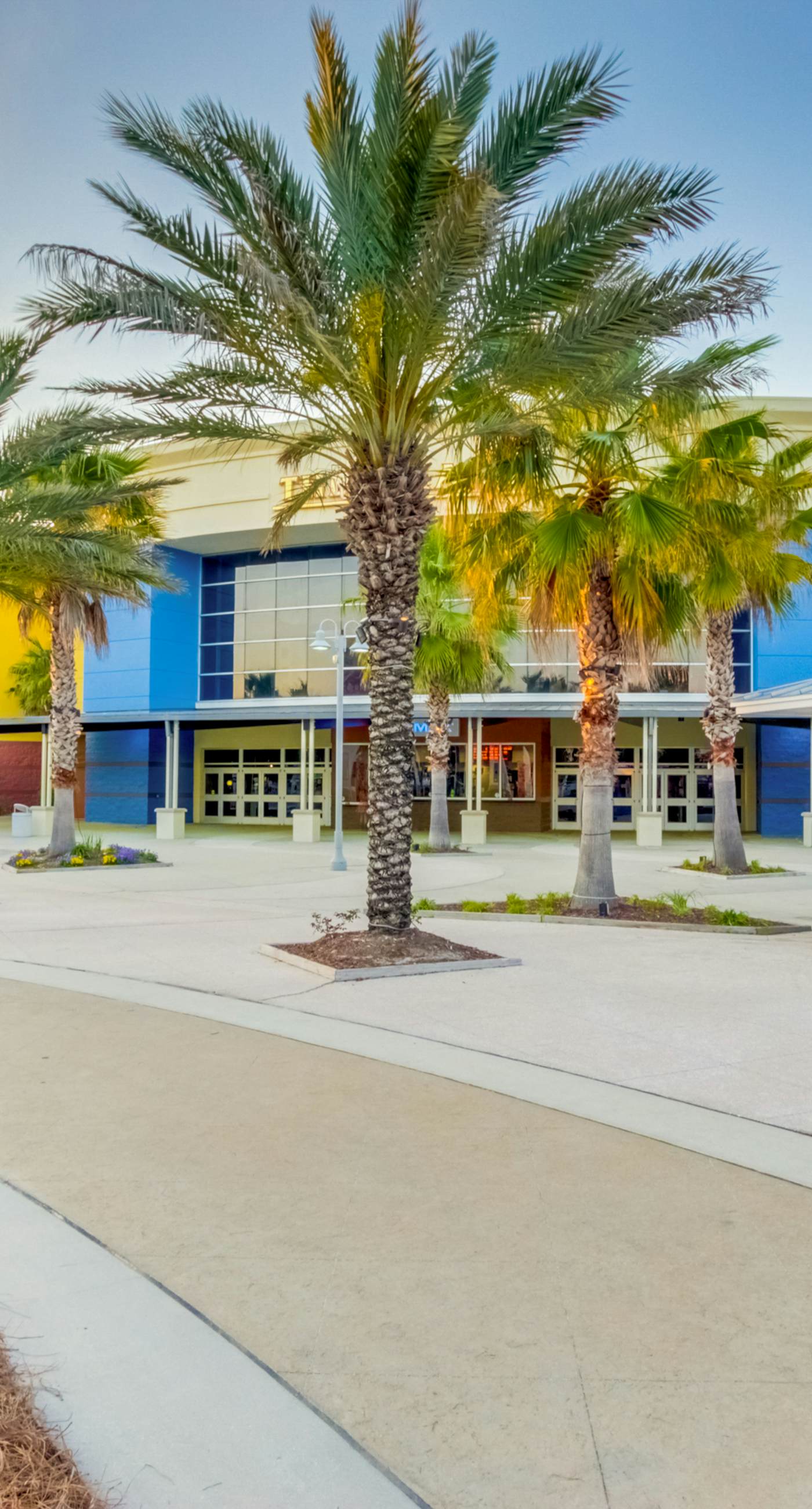 Gulf-front condo with beautiful sunset views, pool, tiki bar, fitness room & W&D