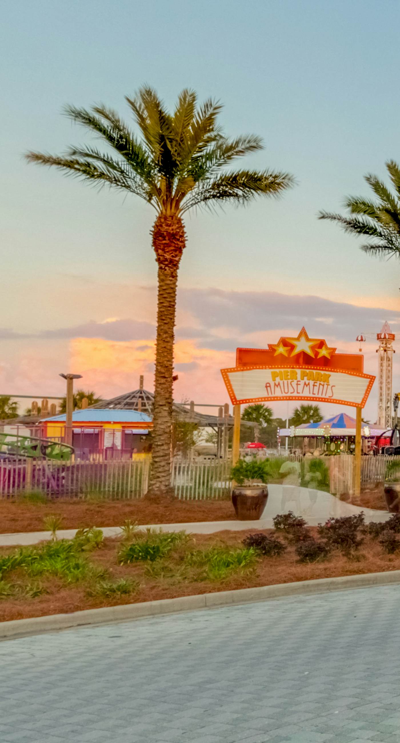 Gulf-front condo with beautiful sunset views, pool, tiki bar, fitness room & W&D