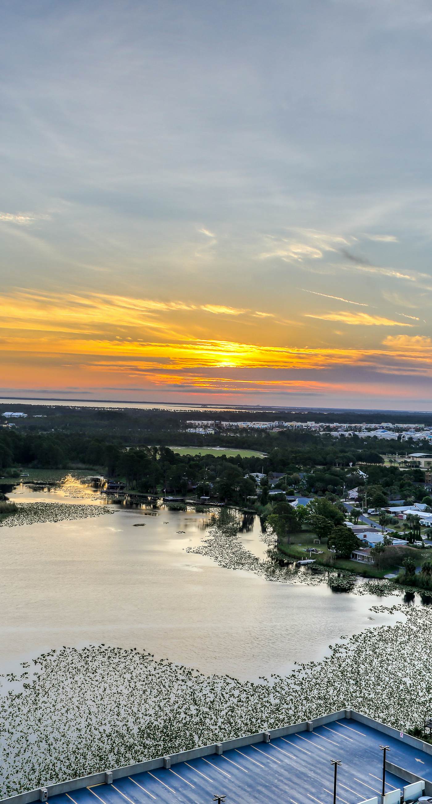 Gulf-front condo with beautiful sunset views, pool, tiki bar, fitness room & W&D