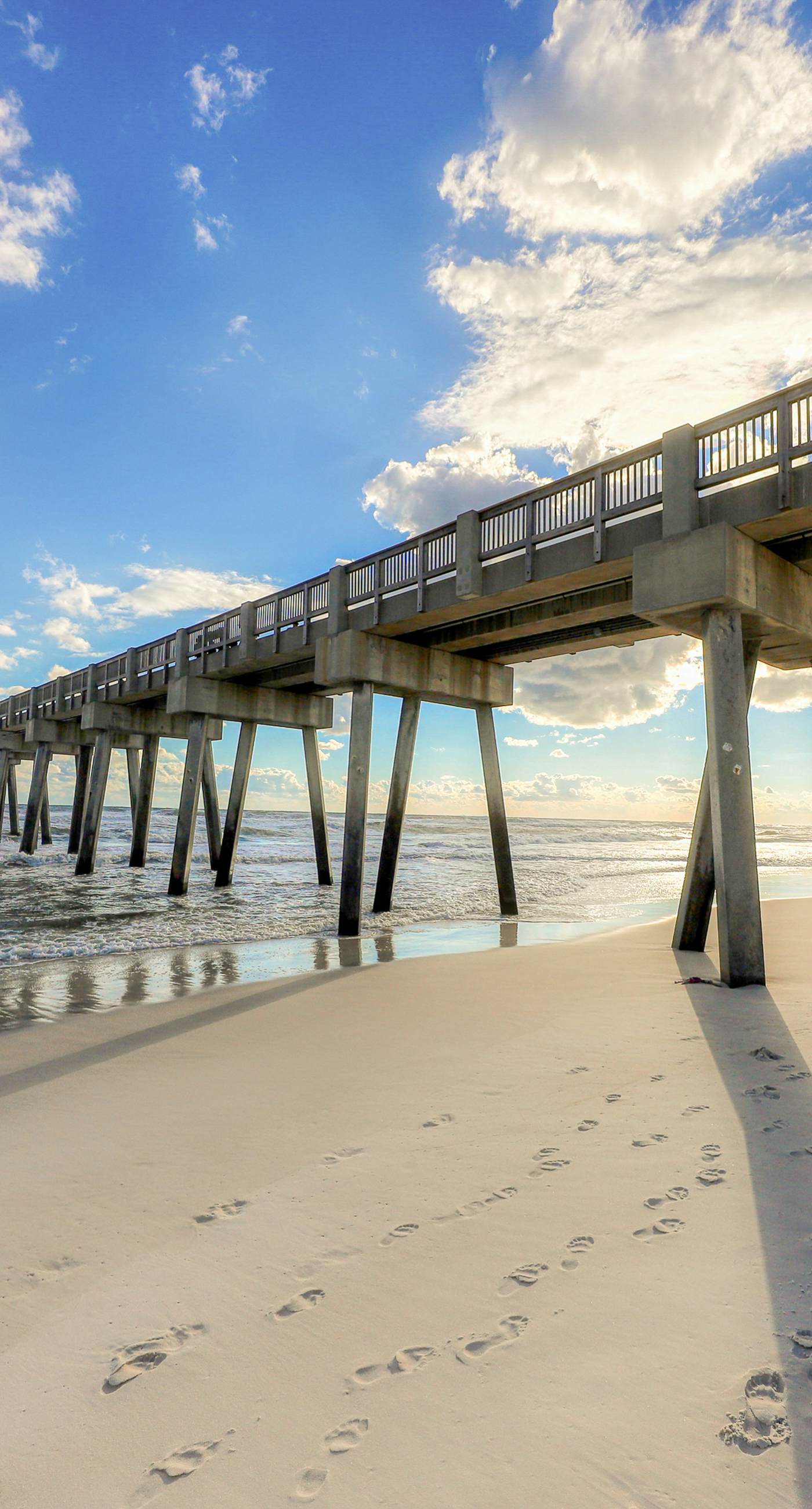 Gulf-front condo with beautiful sunset views, pool, tiki bar, fitness room & W&D