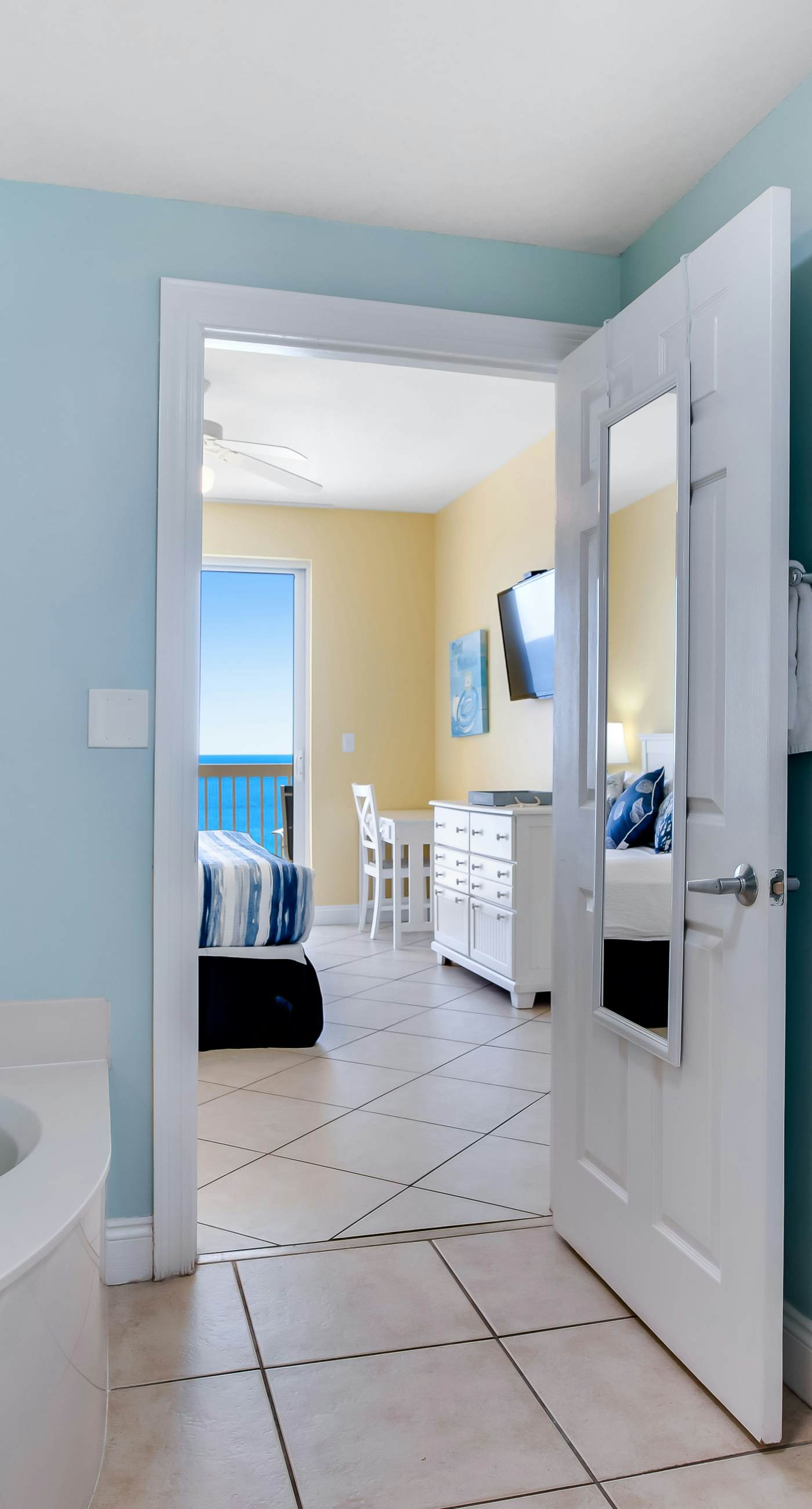 Cozy Calypso condo with balcony & view of the Gulf & Pool