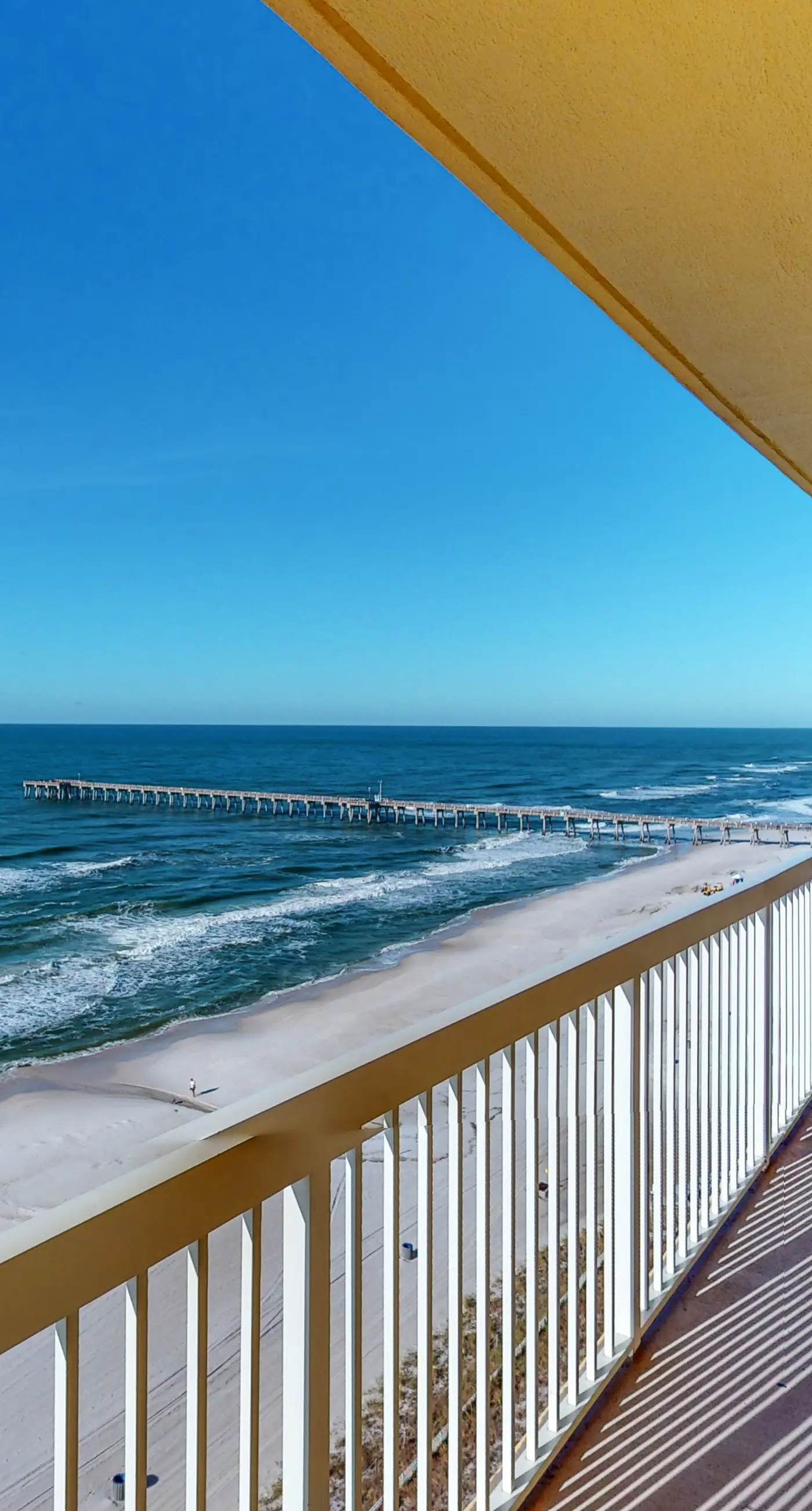 Beach-view, high-rise condo with pool - central location