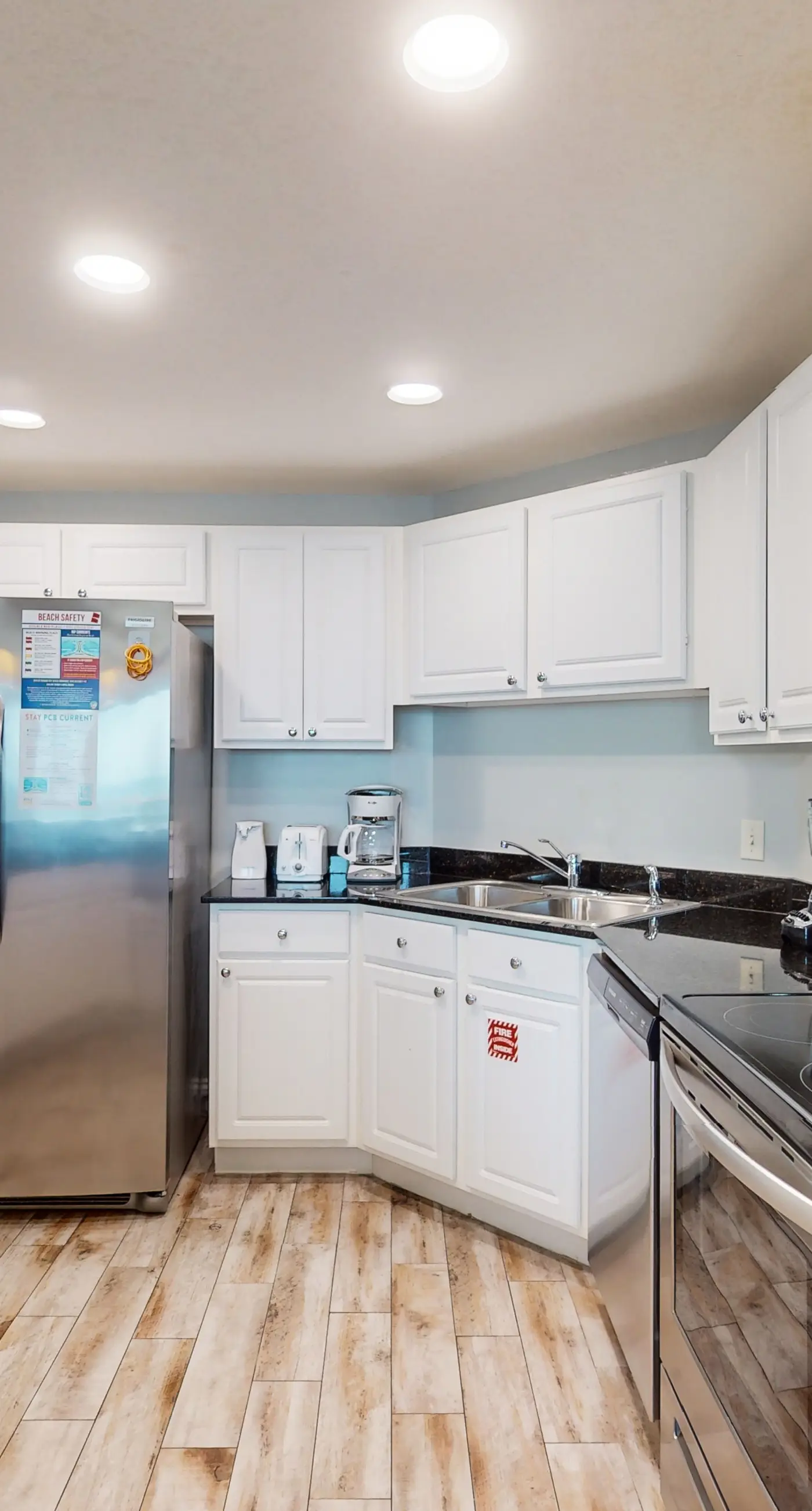 Beach-view, high-rise condo with pool - central location