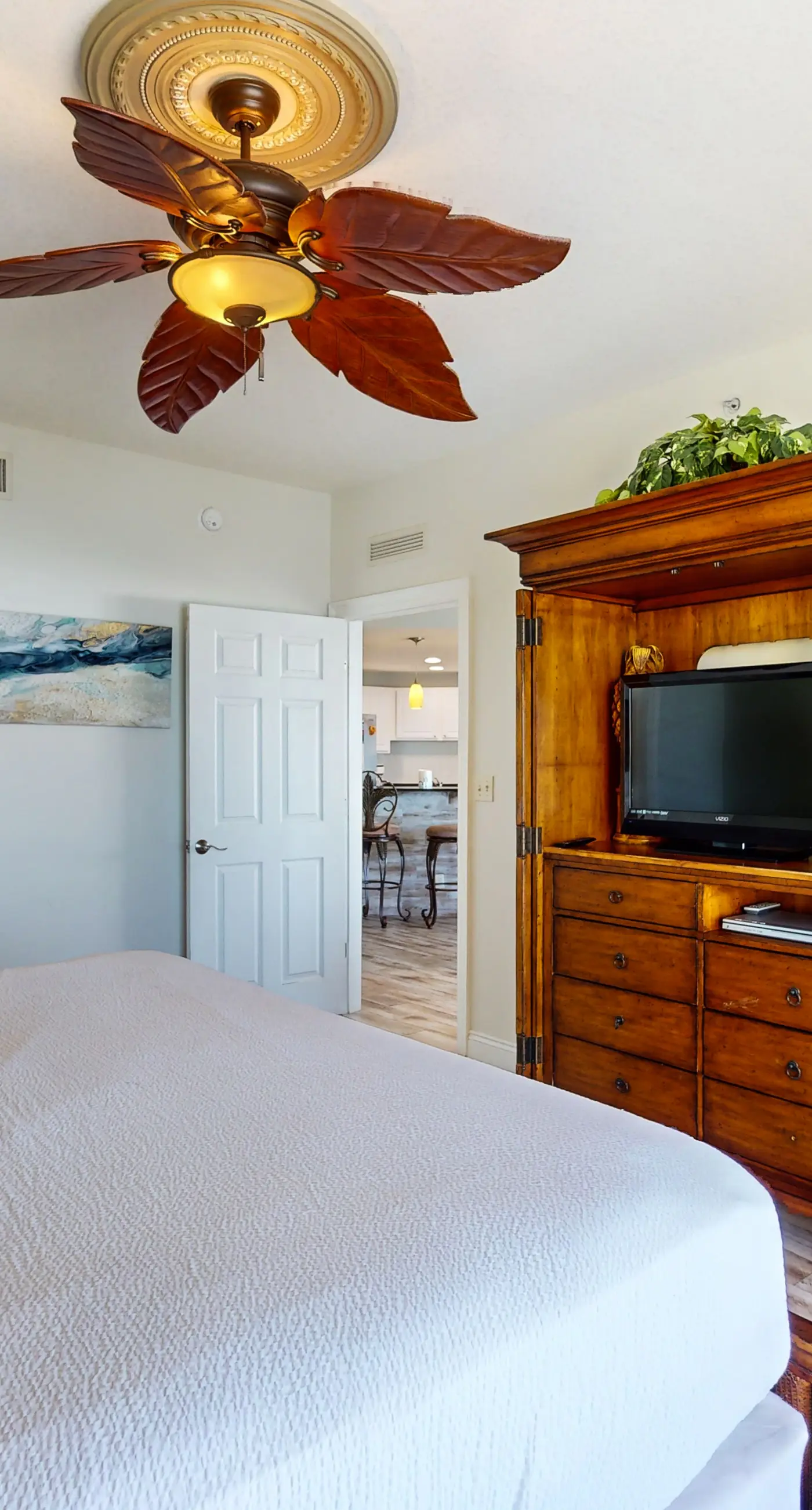 Beach-view, high-rise condo with pool - central location