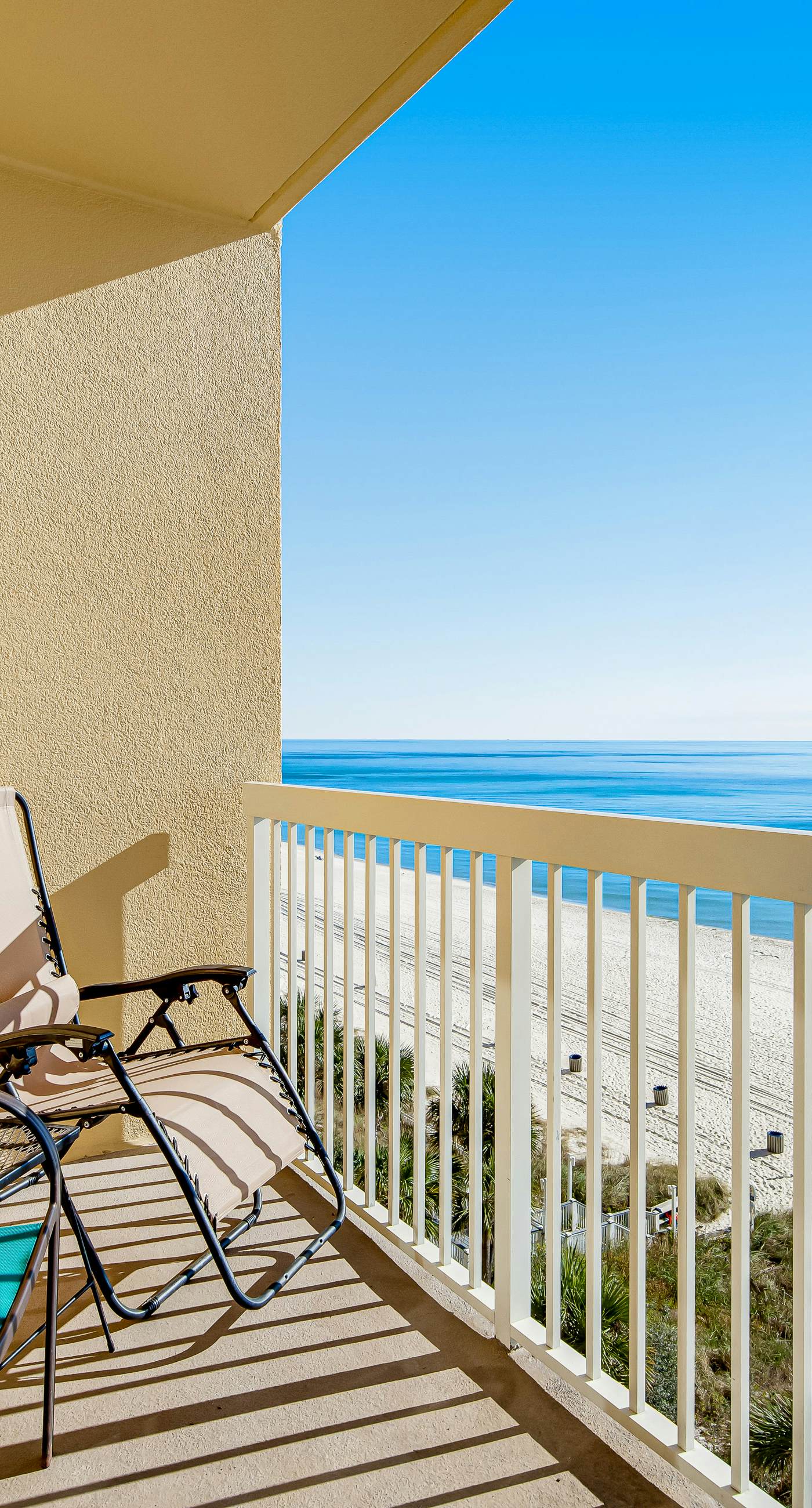 Waterfront condo with balcony, pools, gym & central AC