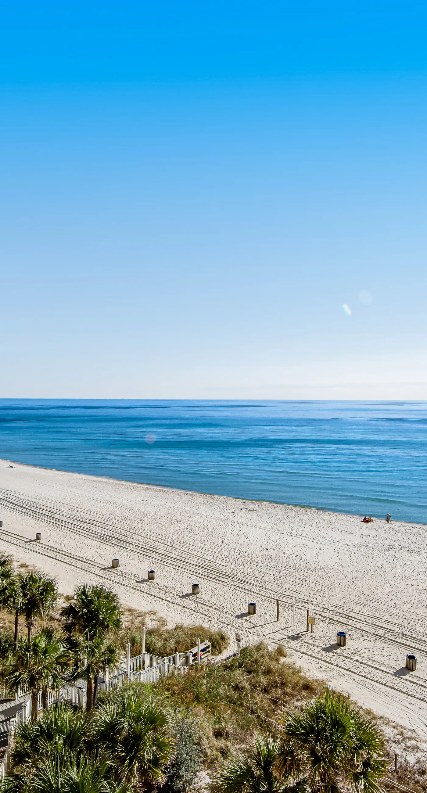 Waterfront condo with balcony, pools, gym & central AC