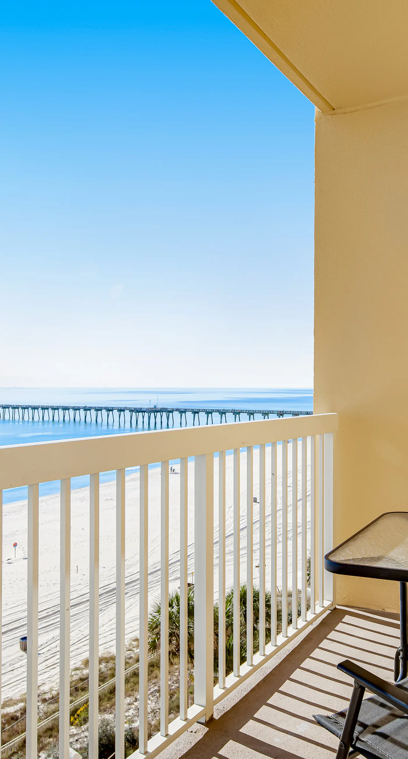 Waterfront condo with balcony, pools, gym & central AC