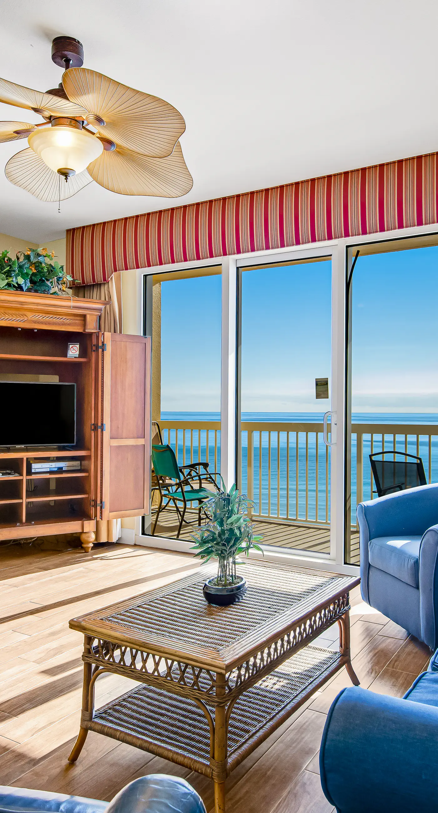 Waterfront condo with balcony, pools, gym & central AC
