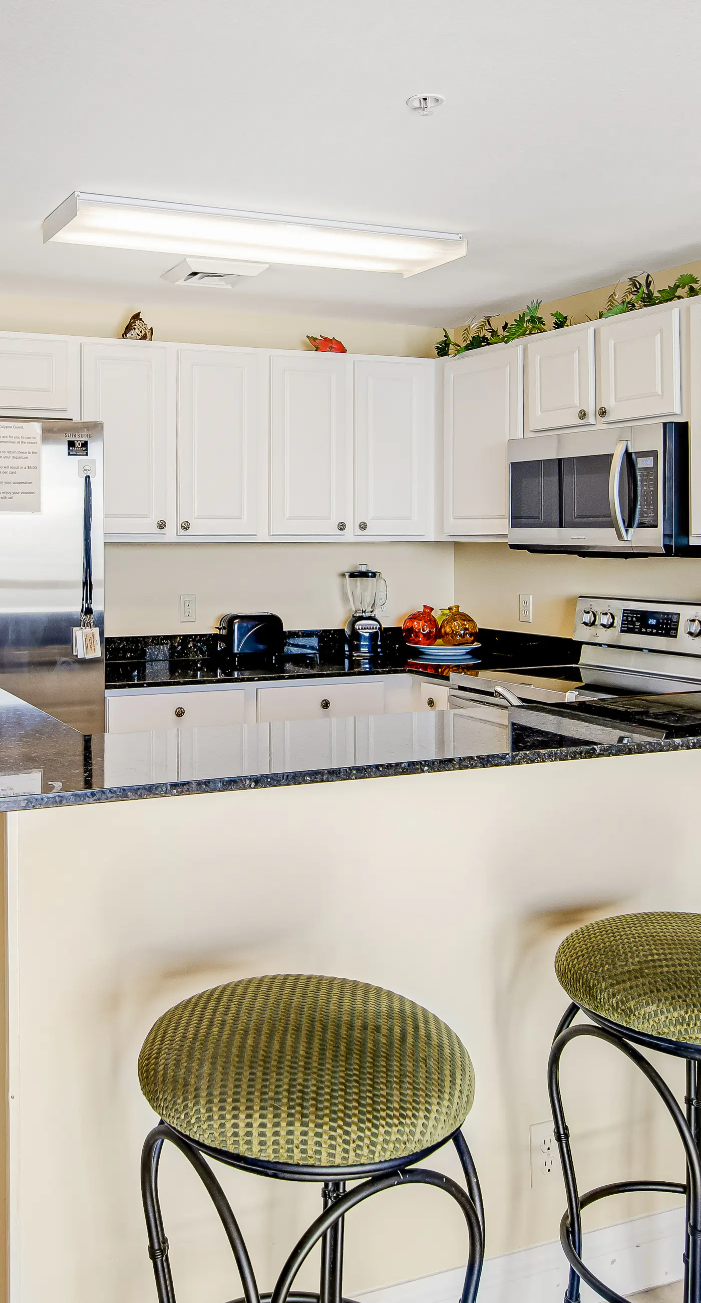 Waterfront condo with balcony, pools, gym & central AC