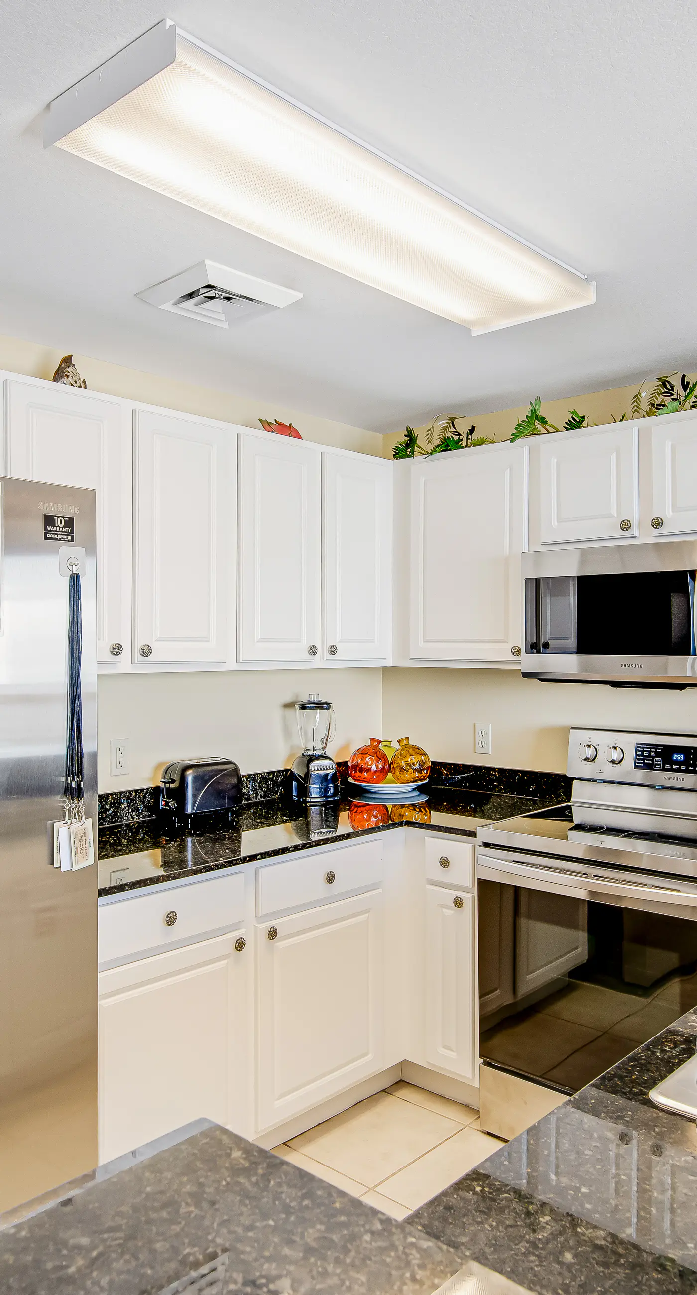 Waterfront condo with balcony, pools, gym & central AC