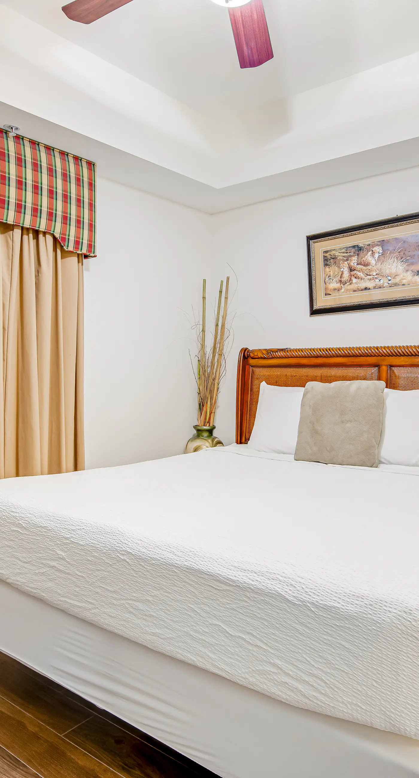 Waterfront condo with balcony, pools, gym & central AC