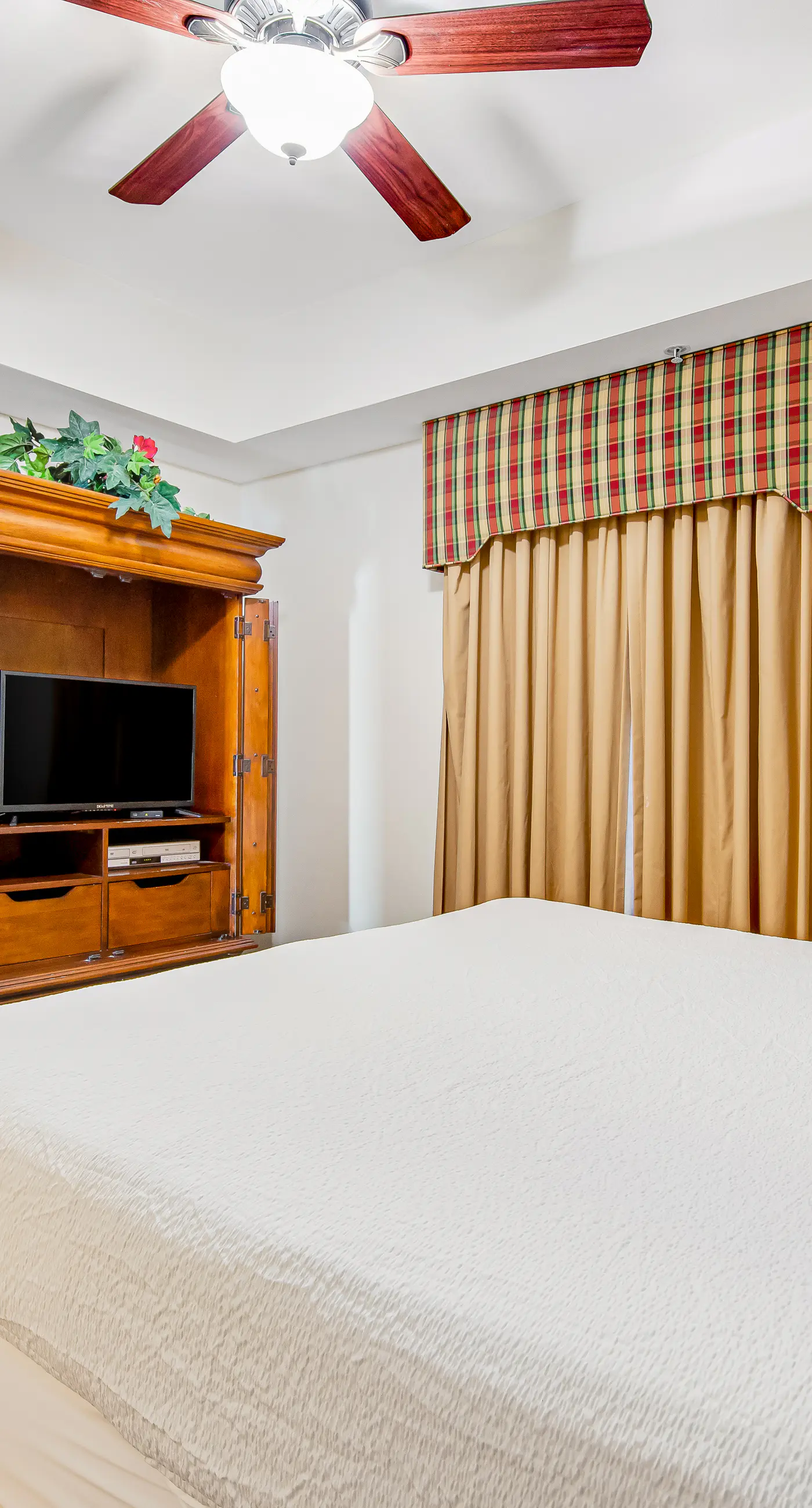 Waterfront condo with balcony, pools, gym & central AC