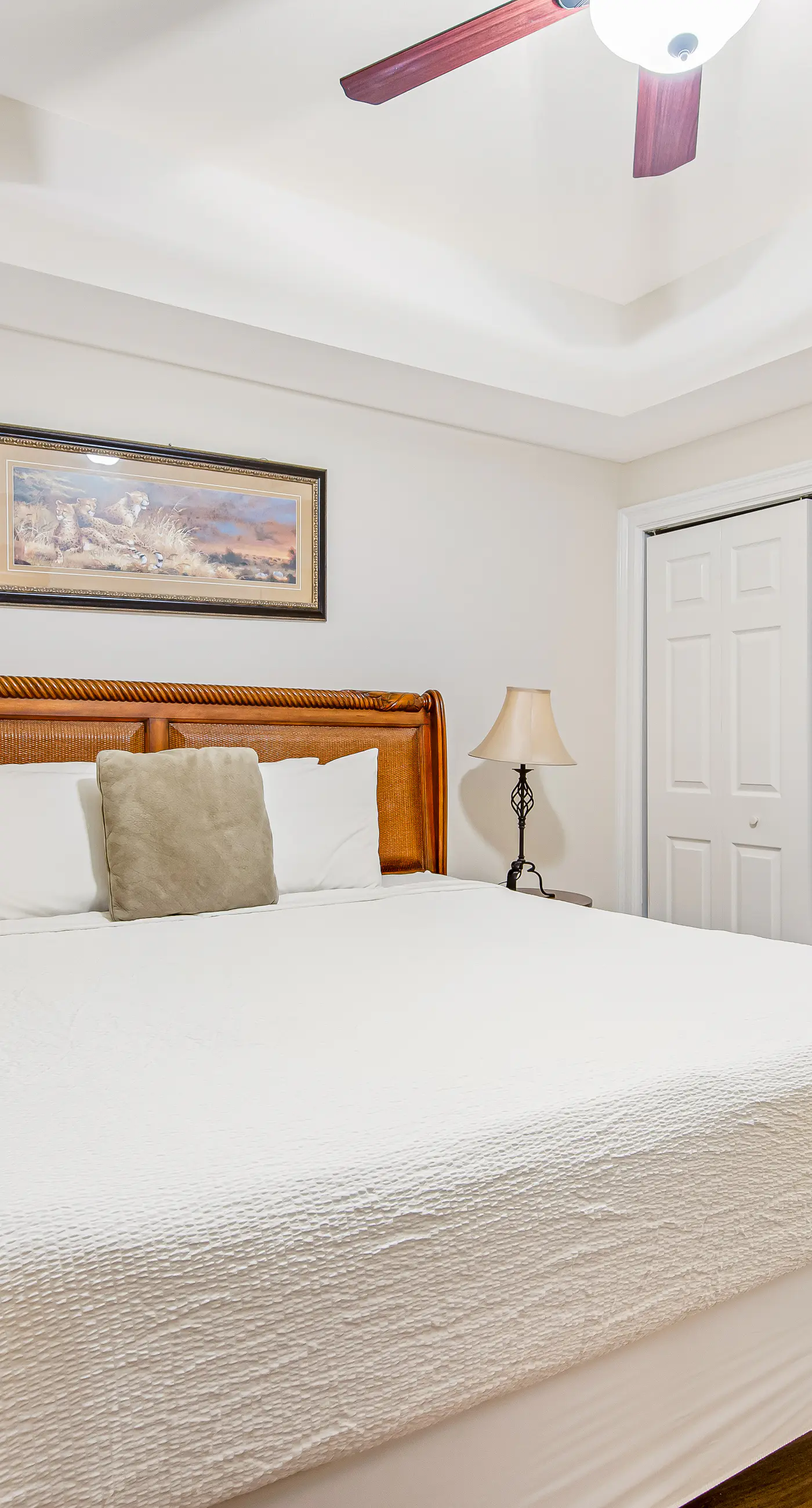 Waterfront condo with balcony, pools, gym & central AC