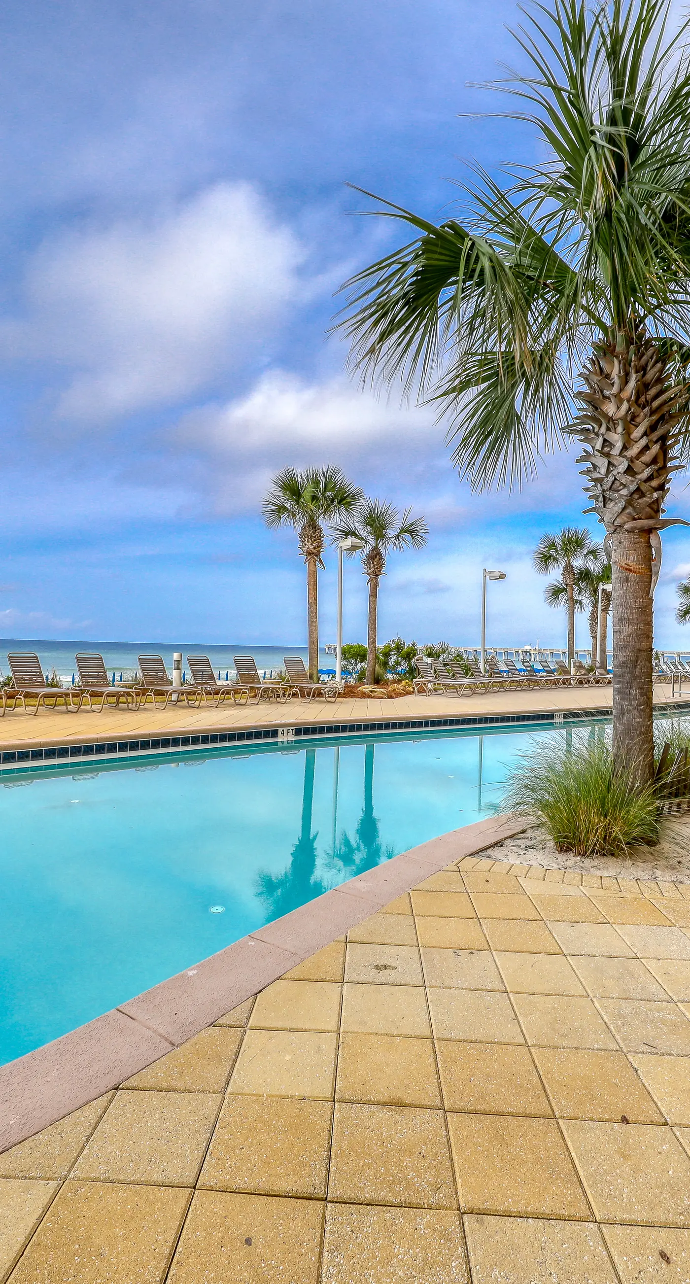 Waterfront condo with balcony, pools, gym & central AC