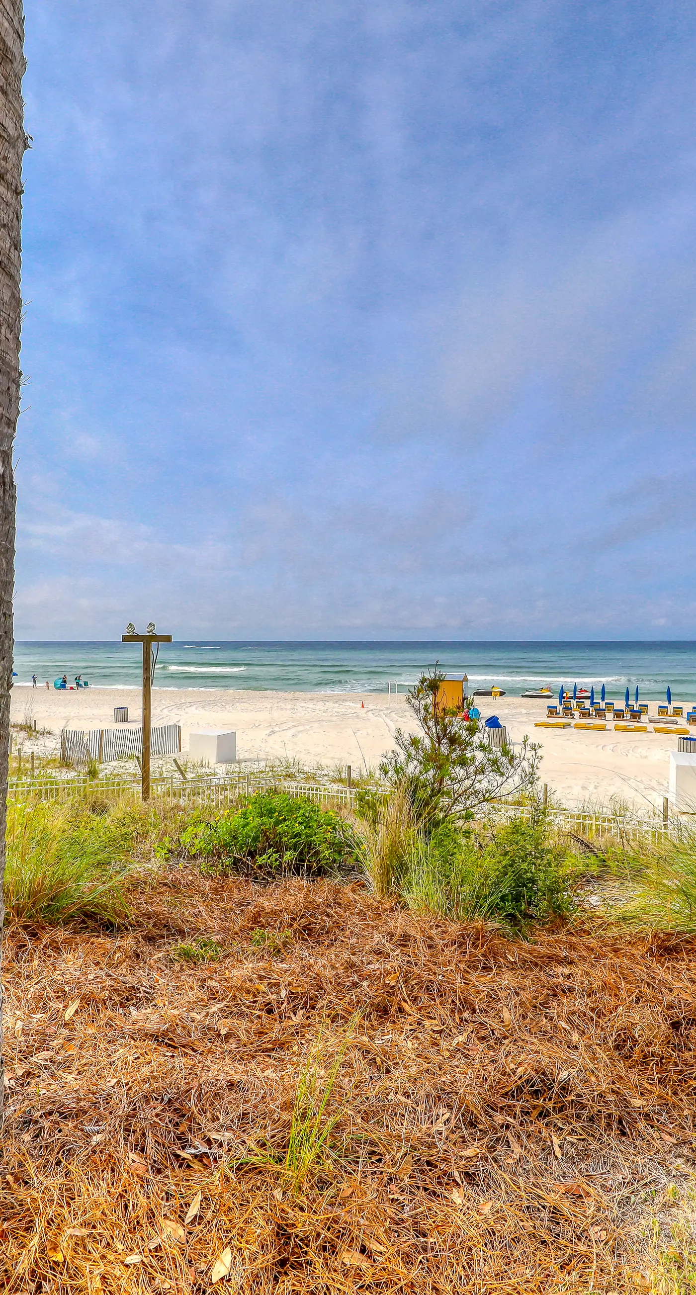 Waterfront condo with balcony, pools, gym & central AC