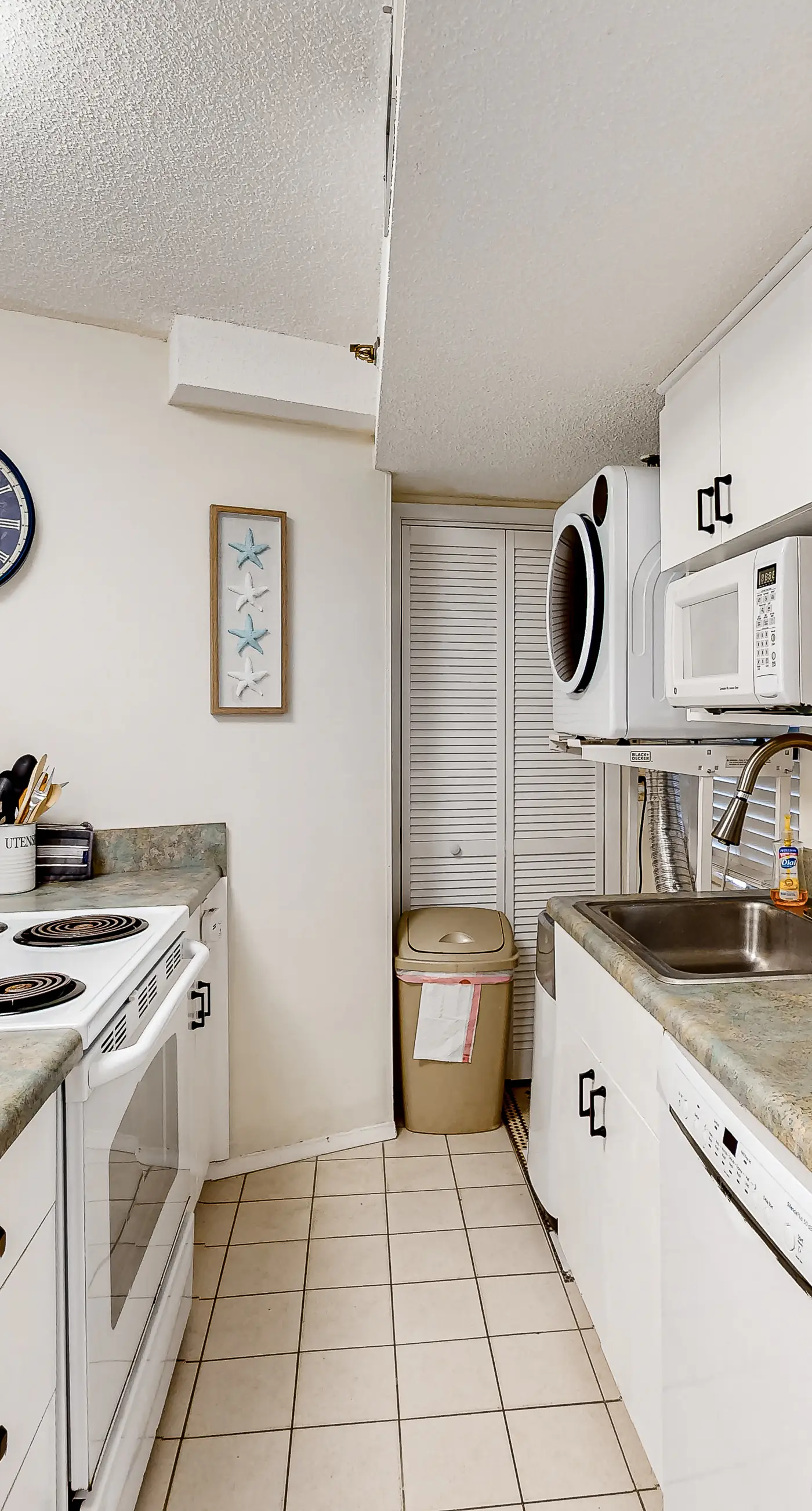 Second Floor Oceanfront Studio with Shared Pool, Ocean View, WiFi, & Central AC