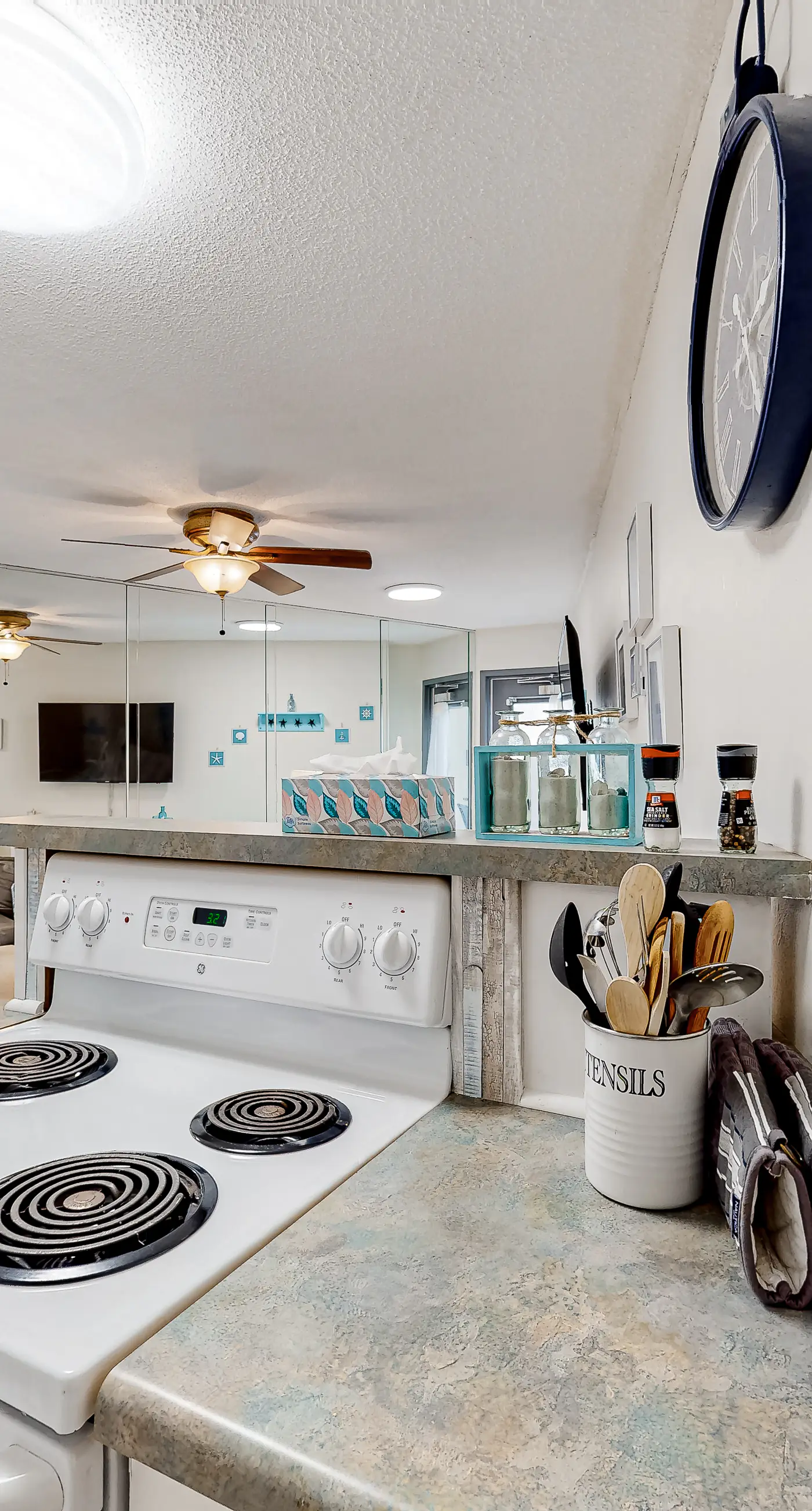 Second Floor Oceanfront Studio with Shared Pool, Ocean View, WiFi, & Central AC