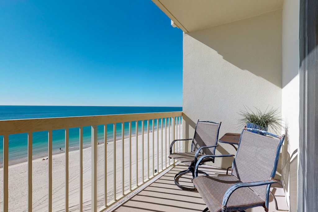 Oceanfront condo with scenic balcony, washer & dryer - pool, hot tub, tennis access