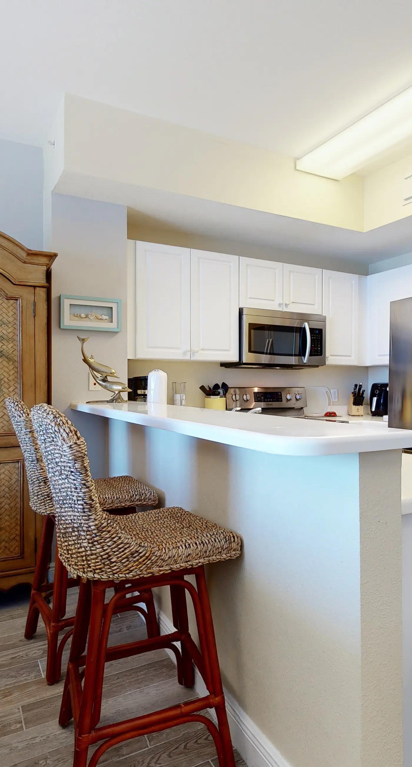 Oceanfront condo with scenic balcony & washer/dryer - pool/hot tub/tennis access